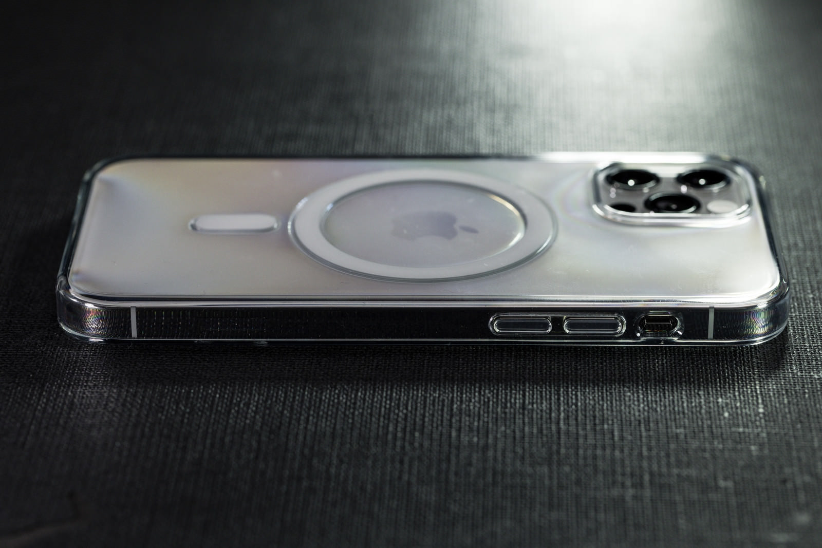 クリアケース装着済みの Iphone 12 Pro サイドボタン側の写真 画像 を無料ダウンロード フリー素材のぱくたそ クリアケース装着済みの Iphone 12 Pro サイドボタン側の写真 画像 を無料ダウンロード フリー素材のぱくたそ