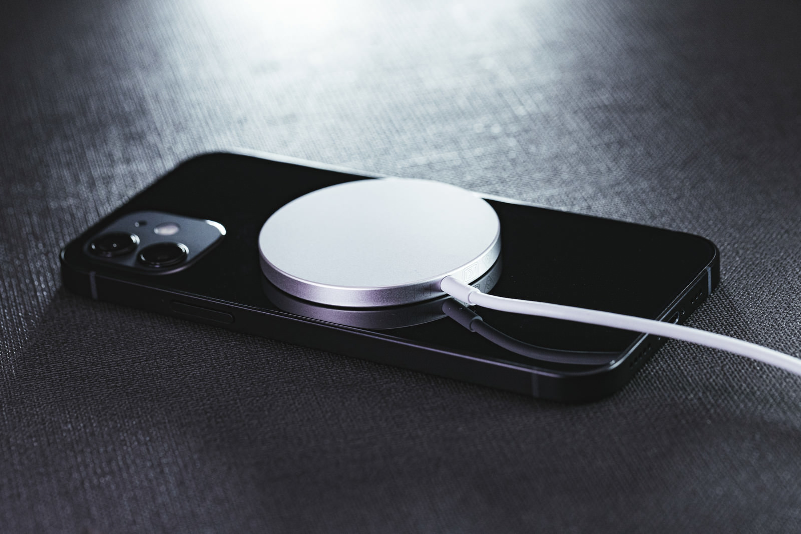 Magsafe充電器で充電中の Iphone 12の写真 画像 を無料ダウンロード フリー素材のぱくたそ Magsafe充電器で充電中の Iphone 12の写真 画像 を無料ダウンロード フリー素材のぱくたそ