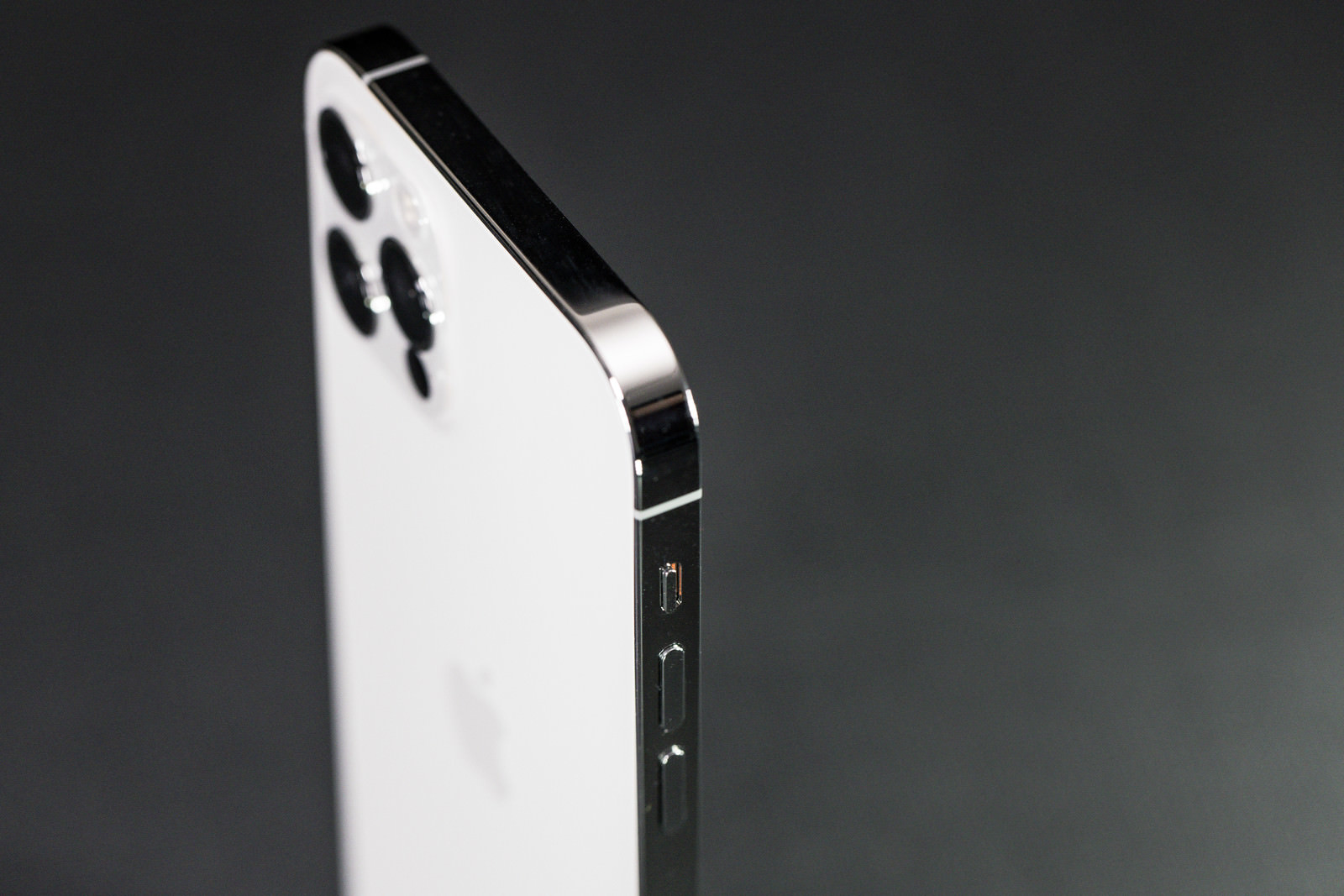 「iPhone 12 Pro（ホワイトカラー）の側面側 | フリー素材のぱくたそ」の写真
