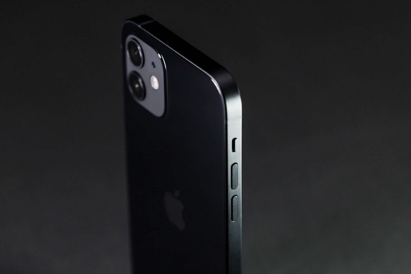 暗がりに輝く Iphone 12 サイド面の写真 画像 を無料ダウンロード フリー素材のぱくたそ 暗がりに輝く Iphone 12 サイド面の写真 画像 を無料ダウンロード フリー素材のぱくたそ