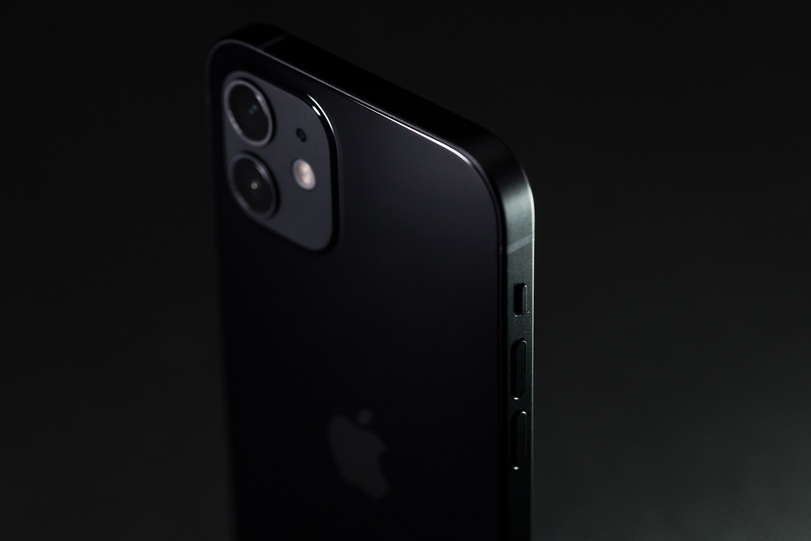 「暗闇から浮かび上がるiPhone12（ブラック） | フリー素材のぱくたそ」の写真