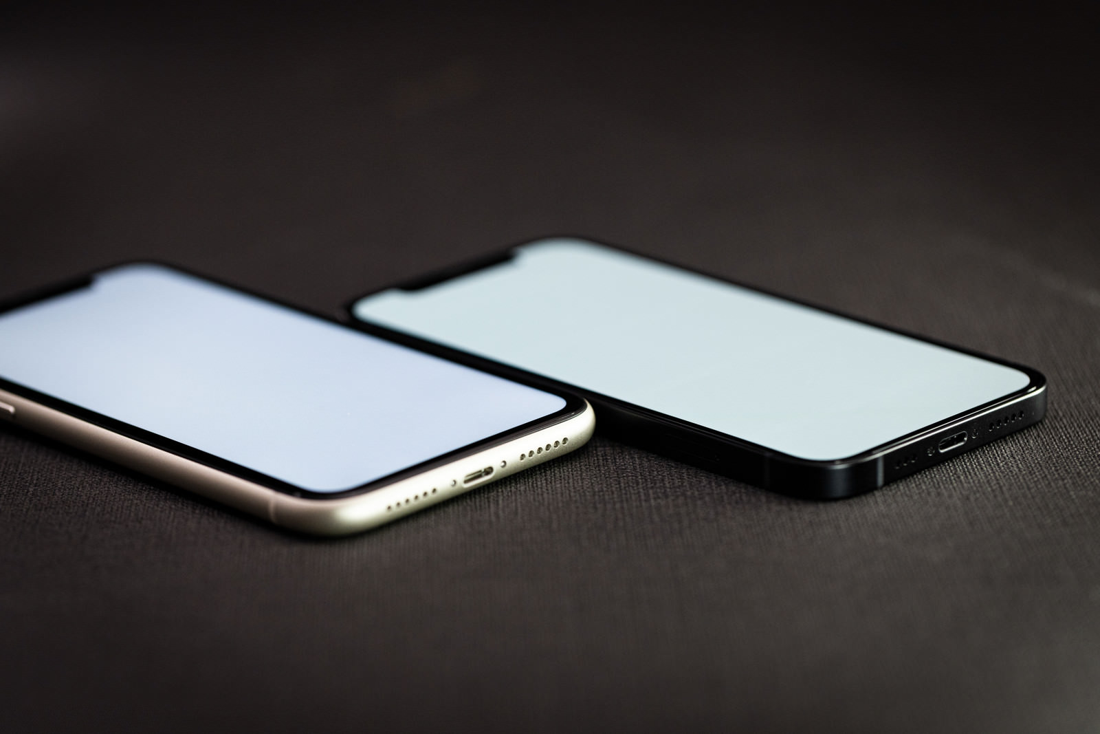 「iPhone 11 と iPhone 12 の液晶サイズの比較 | フリー素材のぱくたそ」の写真