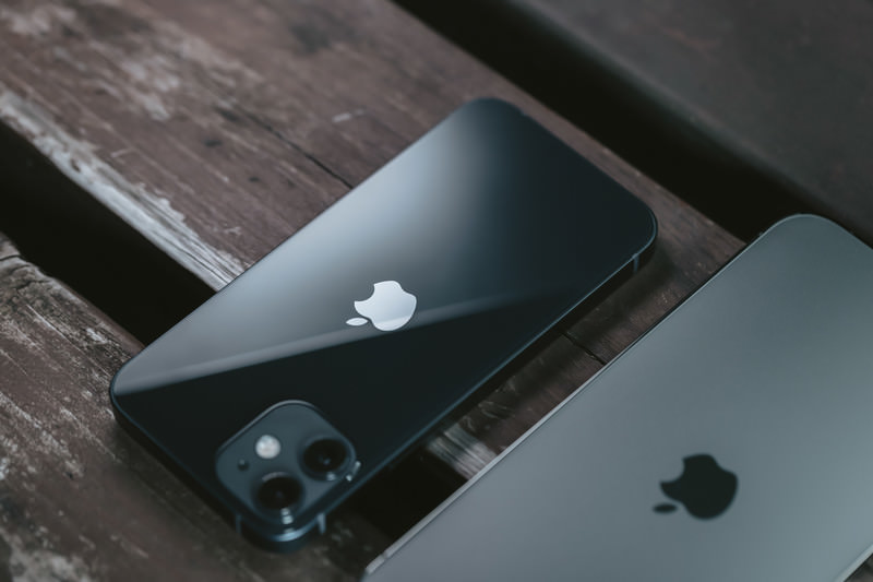 際立つ Iphone 12 の背面ロゴマークの無料の写真素材 フリー素材 をダウンロード ぱくたそ