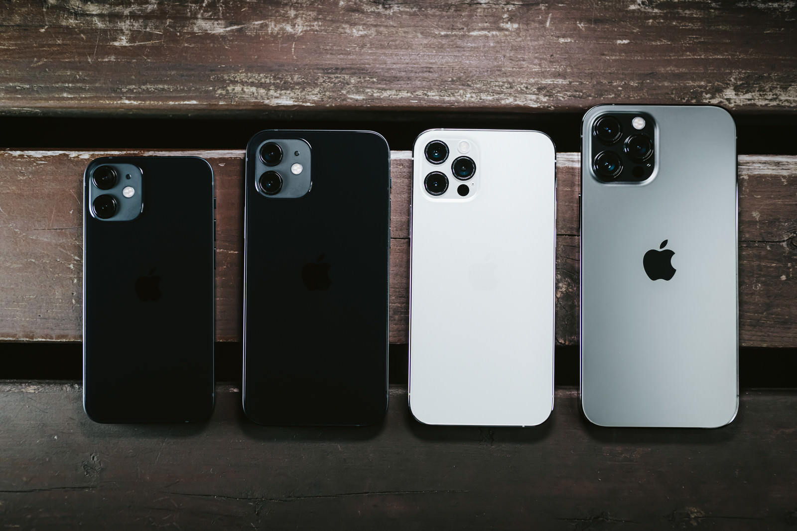 Iphone 12 Mini Iphone 12 Iphone 12 Pro Iphone 12 Pro Max のサイズ比較の写真を無料ダウンロード フリー素材 ぱくたそ