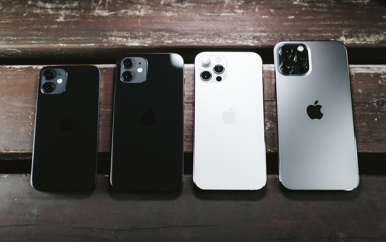 並べて比較 Iphone 12 Mini と Iphone 12 と Iphone 12 Pro と Iphone 12 Pro Maxの写真 画像 を 無料ダウンロード フリー素材のぱくたそ 並べて比較 Iphone 12 Mini と Iphone 12 と Iphone 12 Pro と Iphone 12 Pro Maxの写真 画像 を 無料ダウンロード フリー素材のぱくたそ
