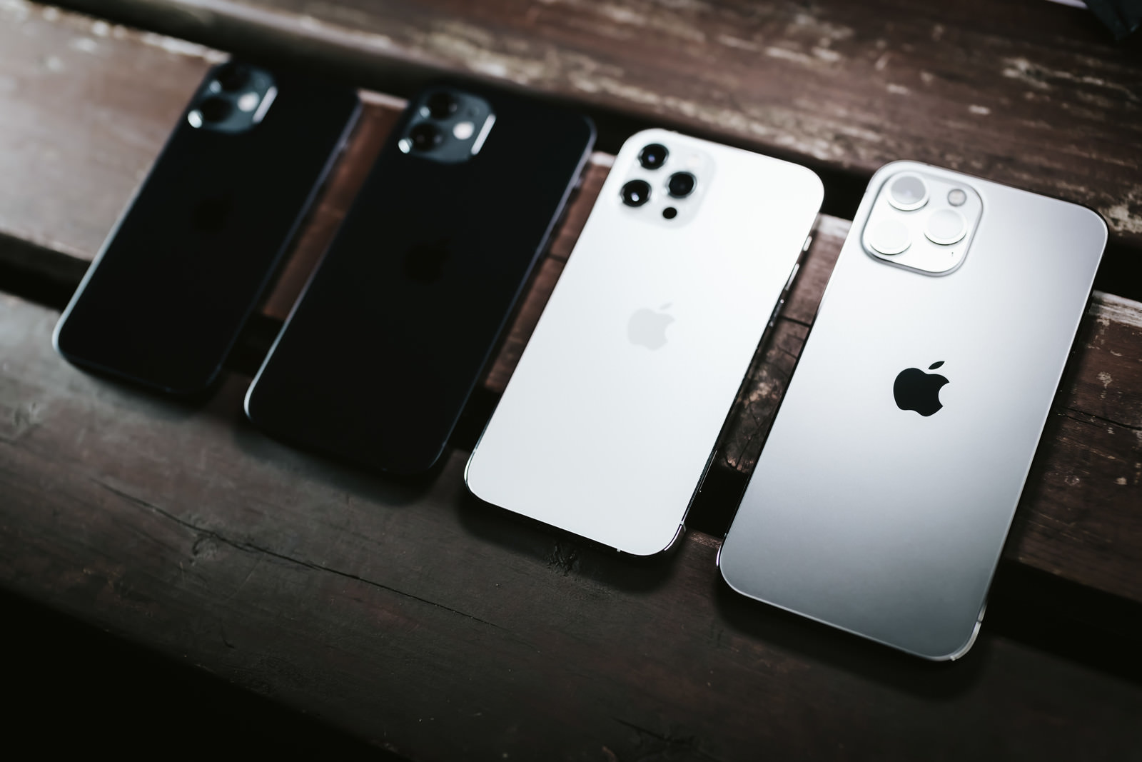 浮かび上がるの Iphone 12 Pro Max の Apple ロゴマークの写真を無料ダウンロード フリー素材 ぱくたそ 浮かび上がるの Iphone 12 Pro Max の Apple ロゴマークの写真を無料ダウンロード フリー素材 ぱくたそ