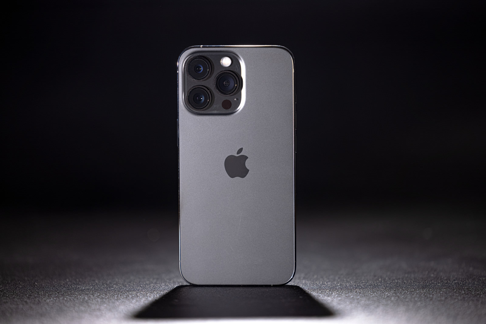 「新登場した iPhone 13 Pro | フリー素材のぱくたそ」の写真