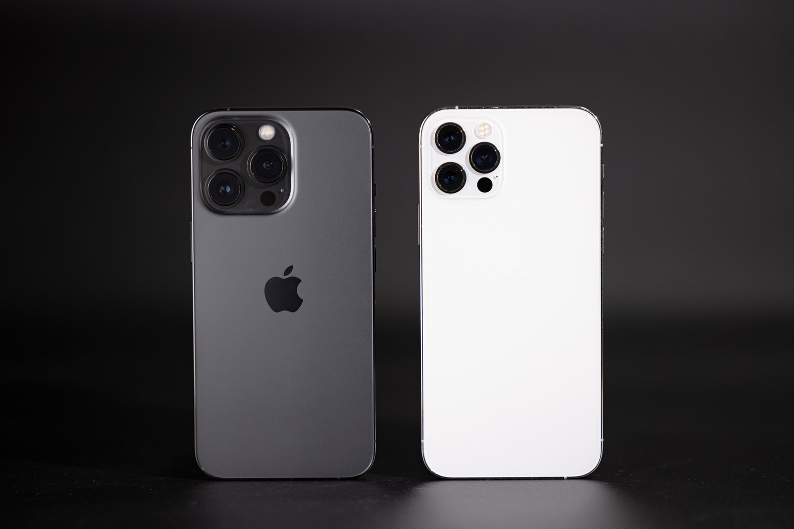Iphone 13 Pro と Iphone 12 Pro の比較の写真素材 ぱくたそ