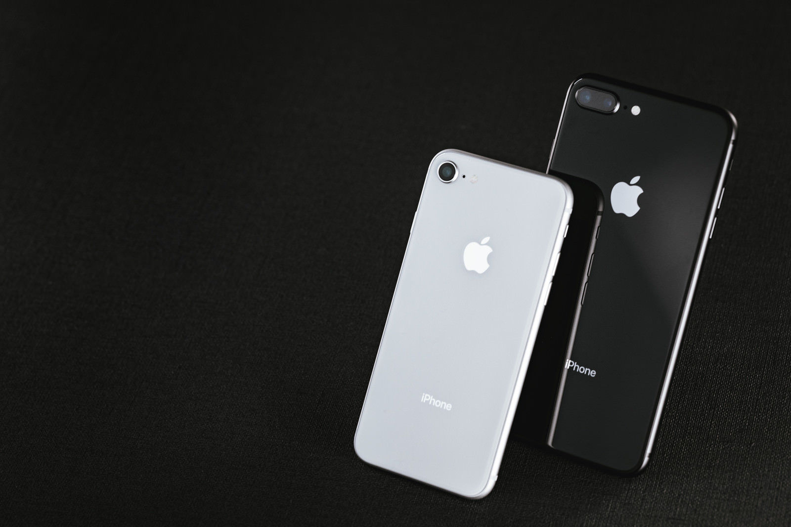 「iPhone 8 と iPhone 8 Plus | フリー素材のぱくたそ」の写真
