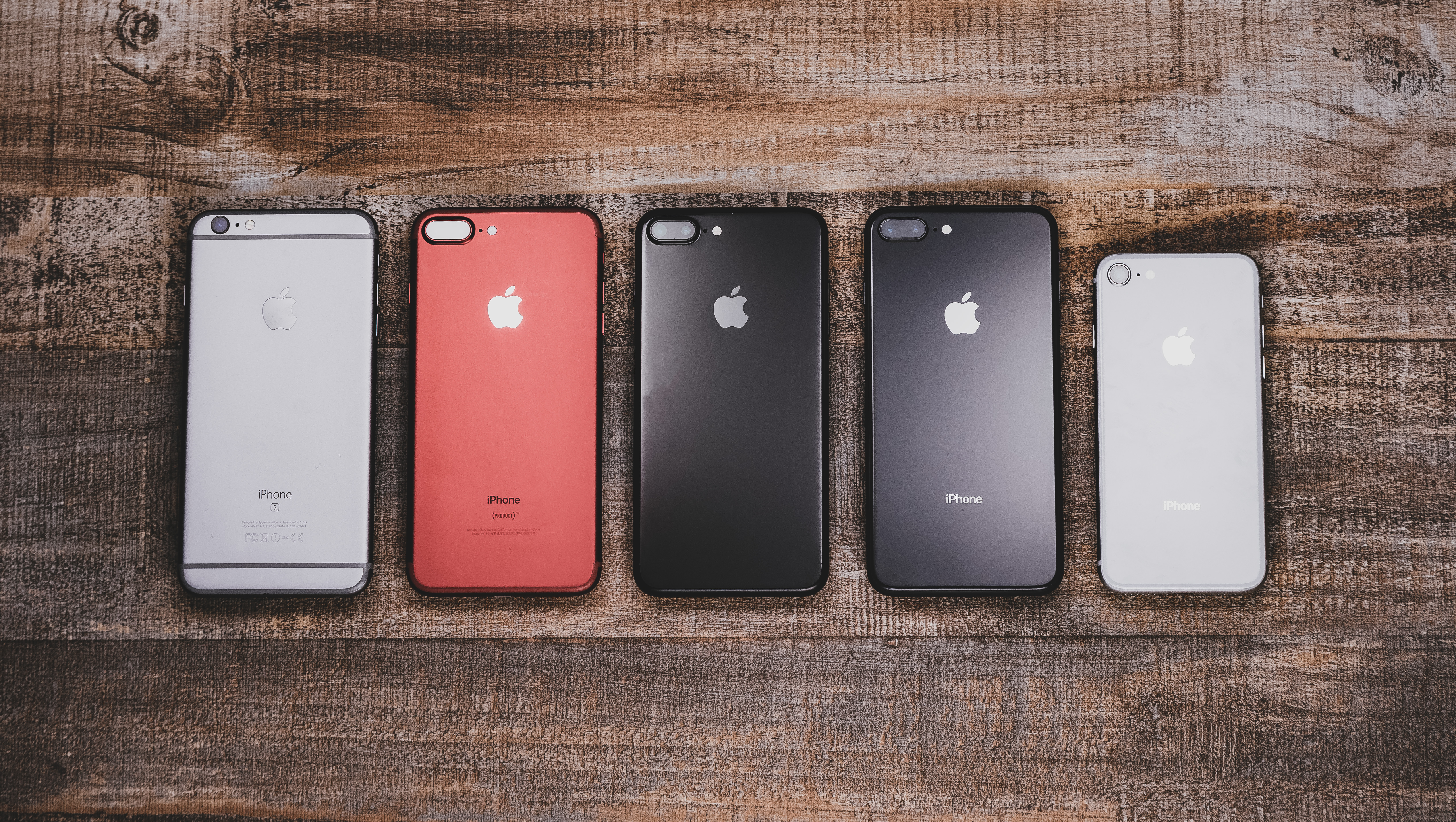 Iphone 6s から Iphone 8 を並べる 背面 の写真を無料ダウンロード フリー素材 ぱくたそ Iphone 6s から Iphone 8 を並べる 背面 の写真を無料ダウンロード フリー素材 ぱくたそ