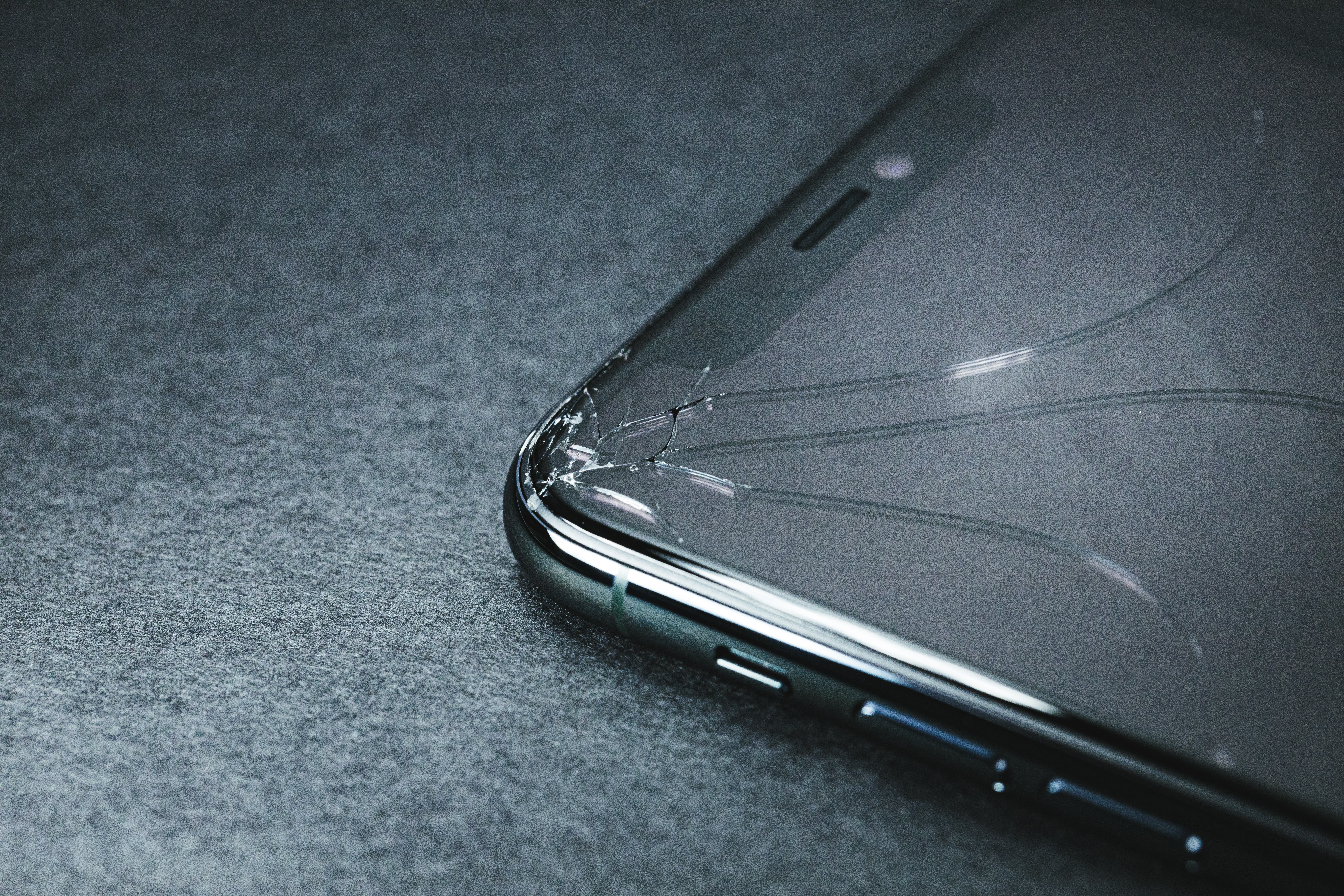 キレイにヒビが入ったスマホの写真 画像 を無料ダウンロード フリー素材のぱくたそ キレイにヒビが入ったスマホの写真 画像 を無料ダウンロード フリー素材のぱくたそ