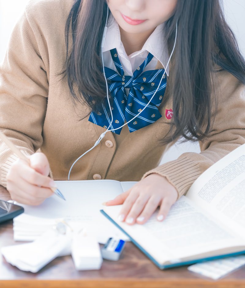 「受験勉強に励む女子高生」の写真［モデル：石投げて美奈代］