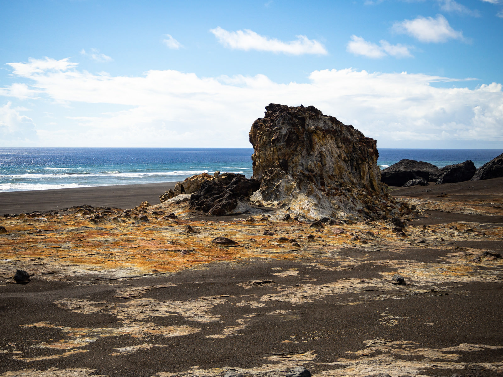 「硫黄島東海岸にある金剛岩 | フリー素材のぱくたそ」の写真