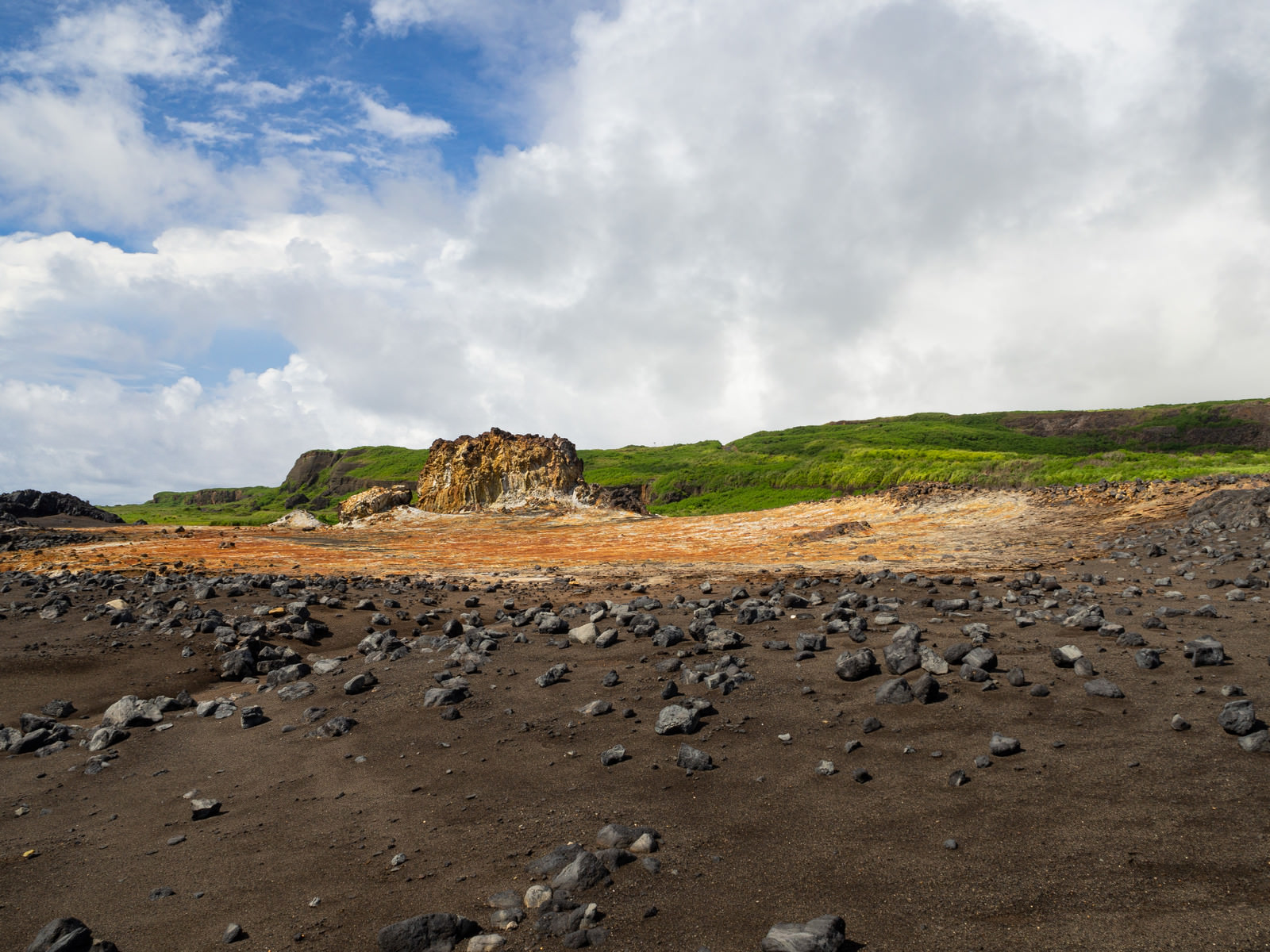 「北東から観た金剛岩（硫黄島） | フリー素材のぱくたそ」の写真