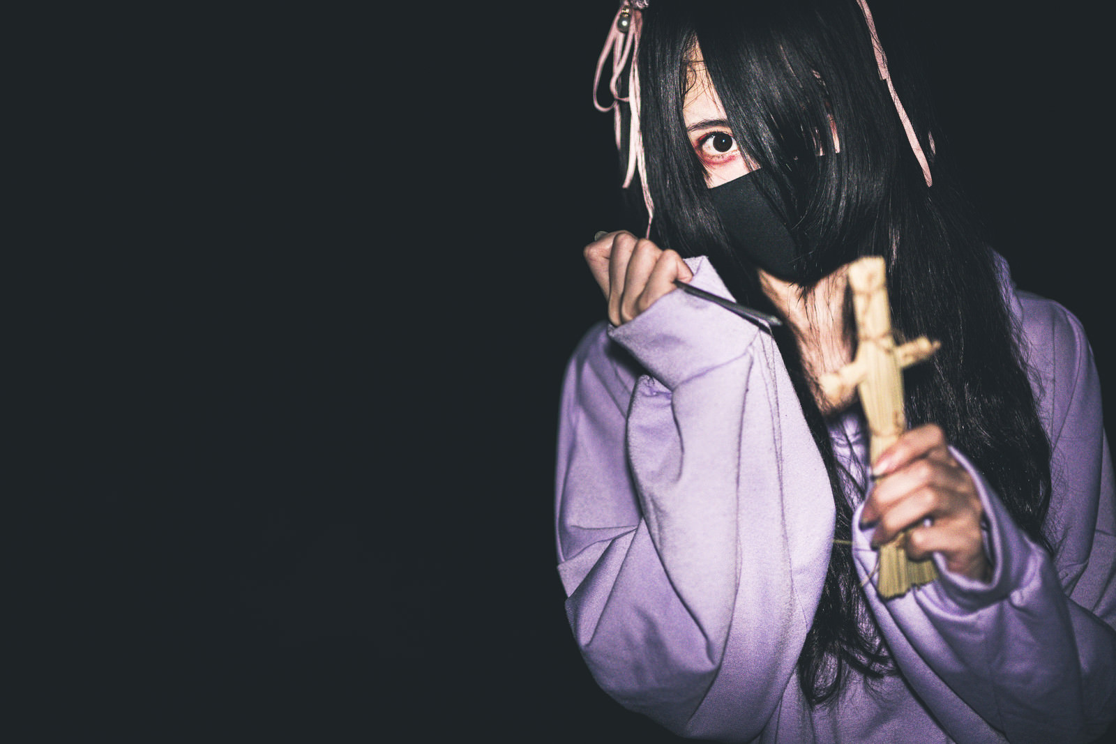 「地雷系女子と藁人形 | フリー素材のぱくたそ」の写真［モデル：緋真煉］