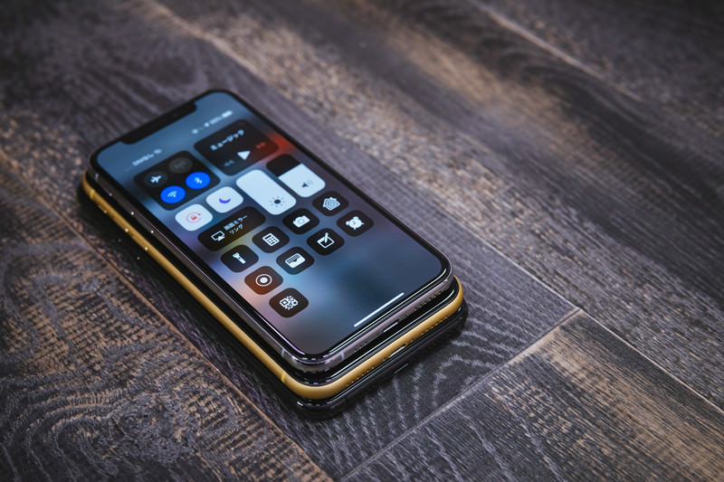 Iphone を重ねてコントロールセンターを表示の写真素材 ぱくたそ