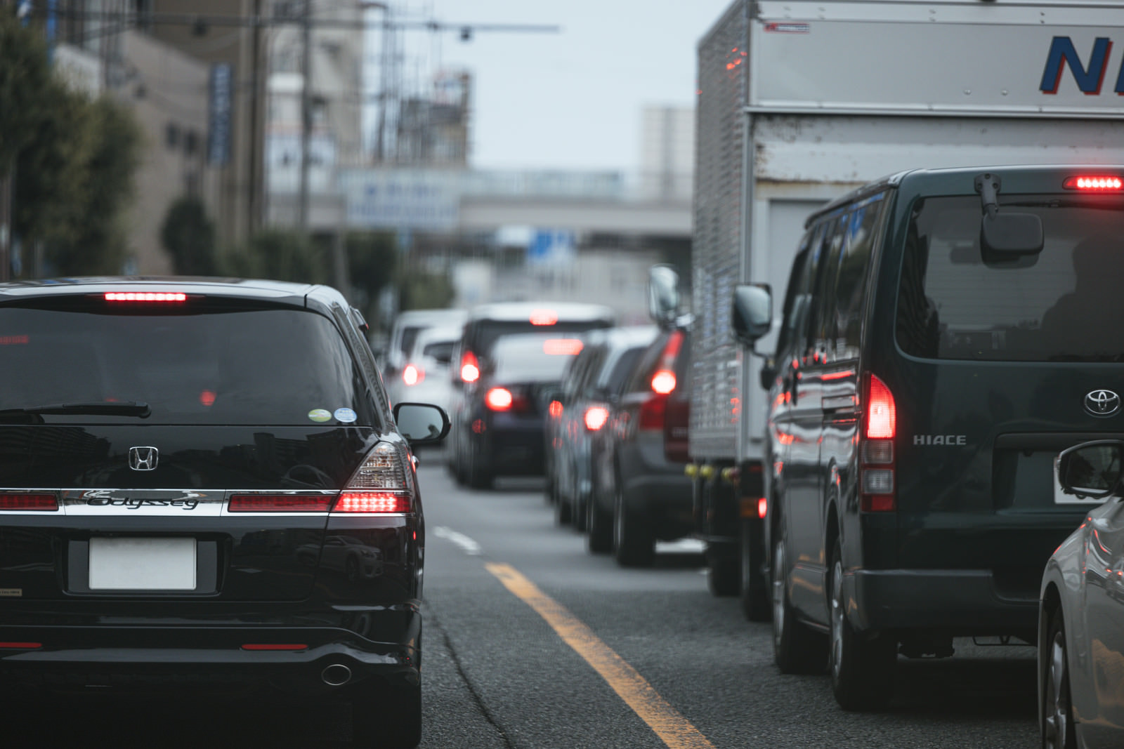 「ズラリと自動車が並ぶ | フリー素材のぱくたそ」の写真