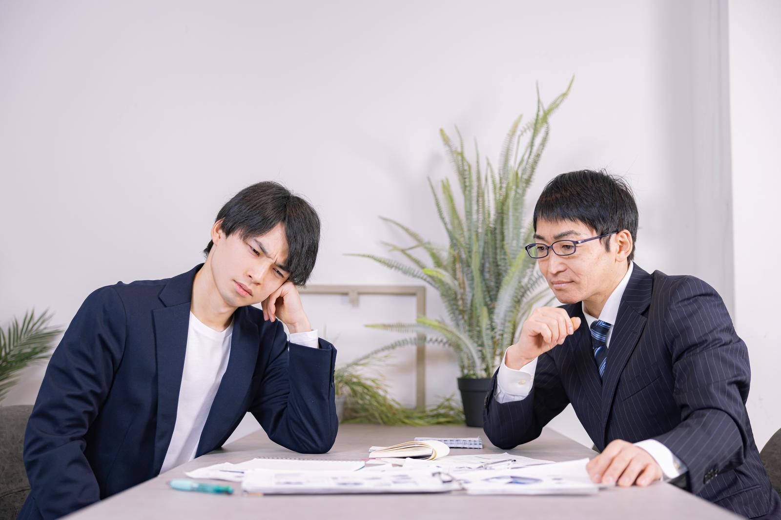 資料を見ながら深く考え込むビジネスマンの様子の無料の写真素材 - ID