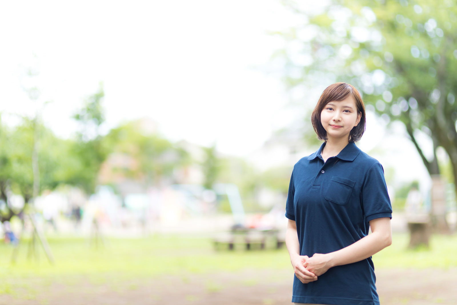 公園内で様子を見守る女性の写真（画像）を無料ダウンロード フリー素材のぱくたそ