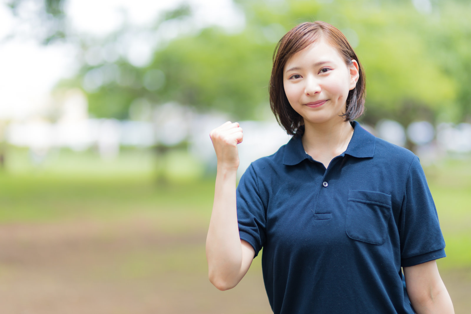 「ガッツポーズで応援する介護子の女性」の写真［モデル：yumiko］