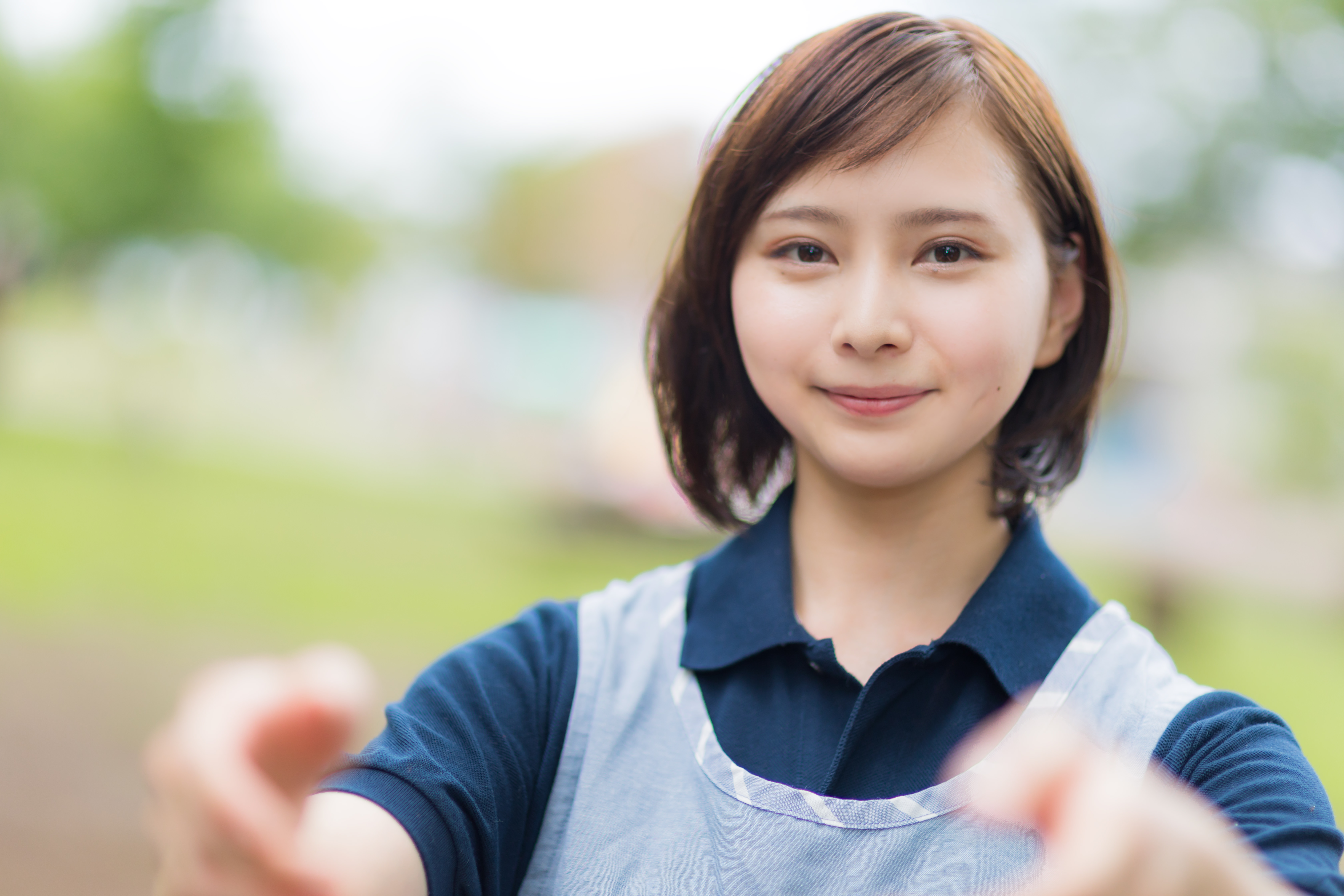 両手を差し伸べる介護士の女性の写真を無料ダウンロード（フリー素材） ぱくたそ