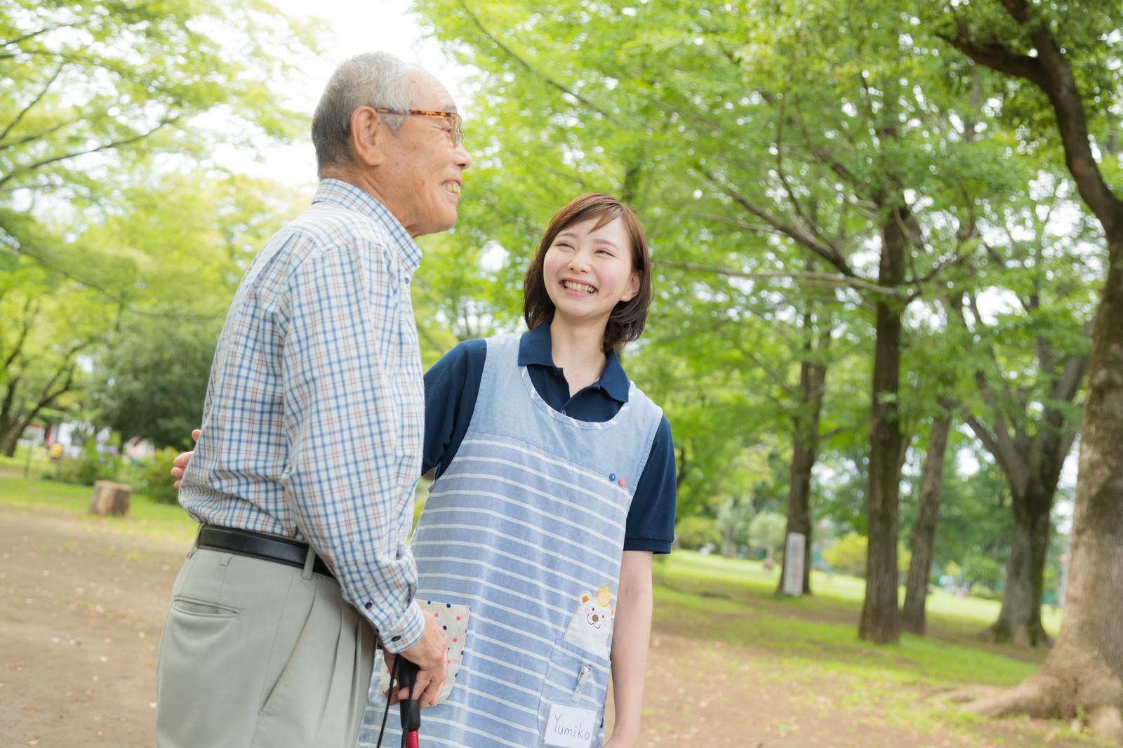 高齢者の男性と公園散歩を楽しむ介護士の女性の写真素材 ぱくたそ