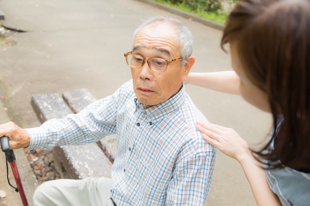 ç²ãã¦ãã³ãã«åº§ãèäººã«å£°ããããå¥³æ§