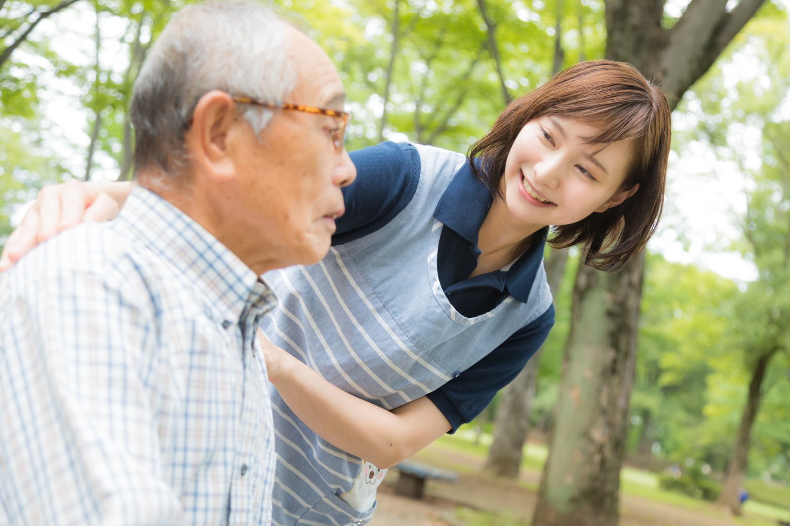 元気がないお爺さんに声をかける介護士の女性の無料の写真素材 フリー素材 をダウンロード ぱくたそ