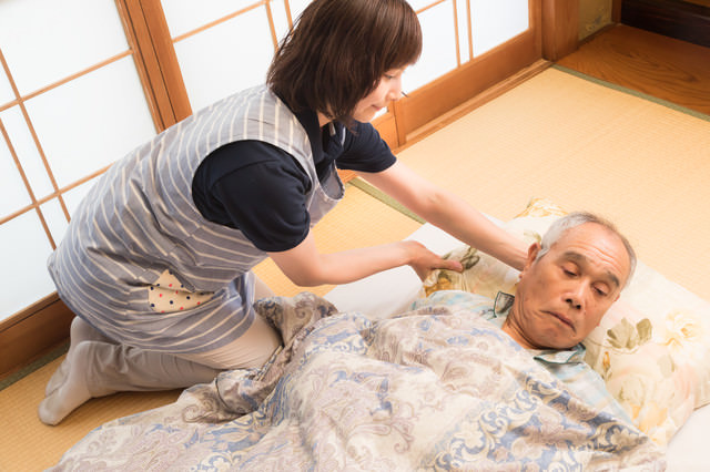 å¸å£ã®ä¸ã«æ¨ªã«ãªã£ãèäººã®æãç´ãå¥³æ§ä»è­·å£«