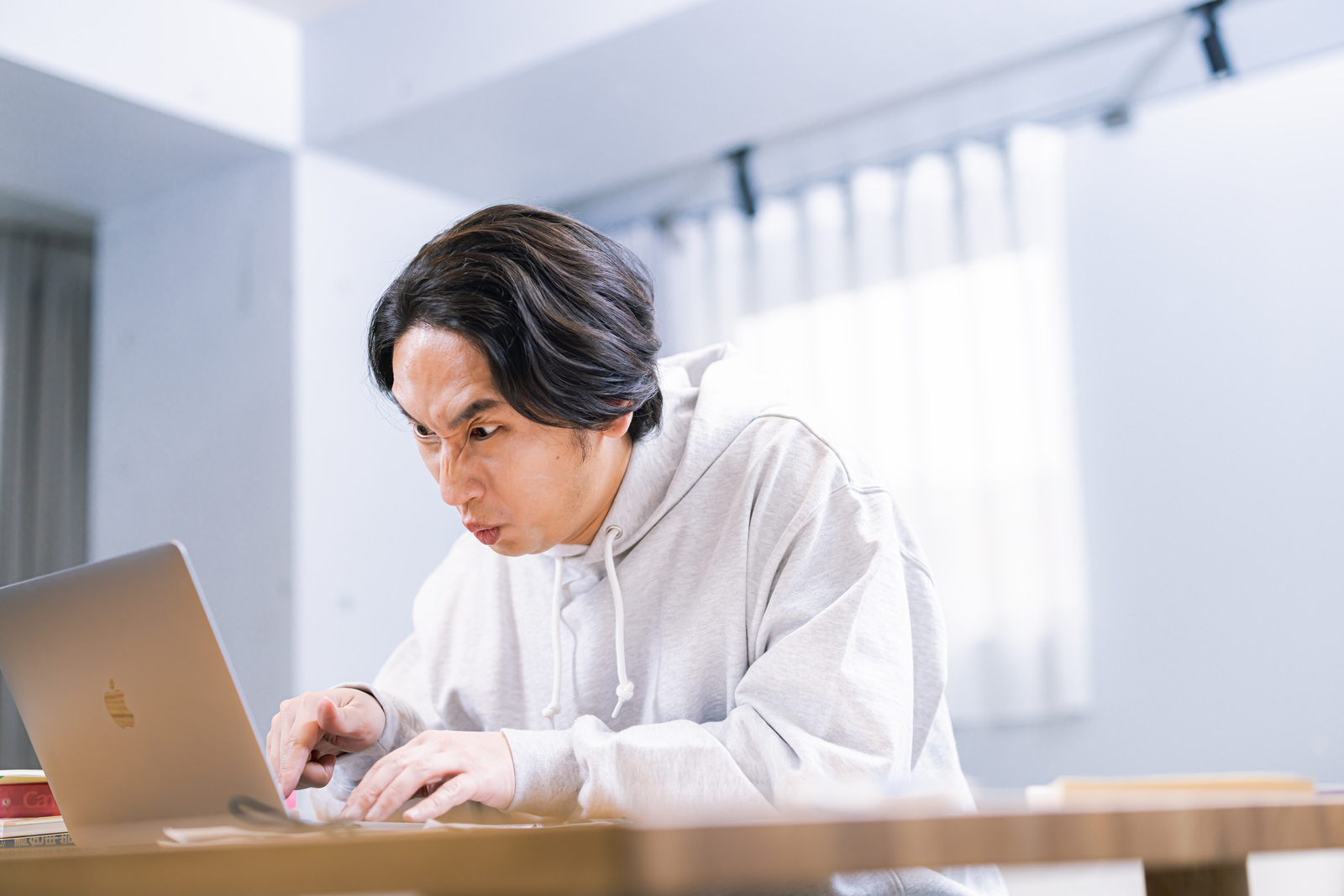 「確定申告の申請期間ギリギリにデータ入力をする個人事業主 | フリー素材のぱくたそ」の写真［モデル：大川竜弥］