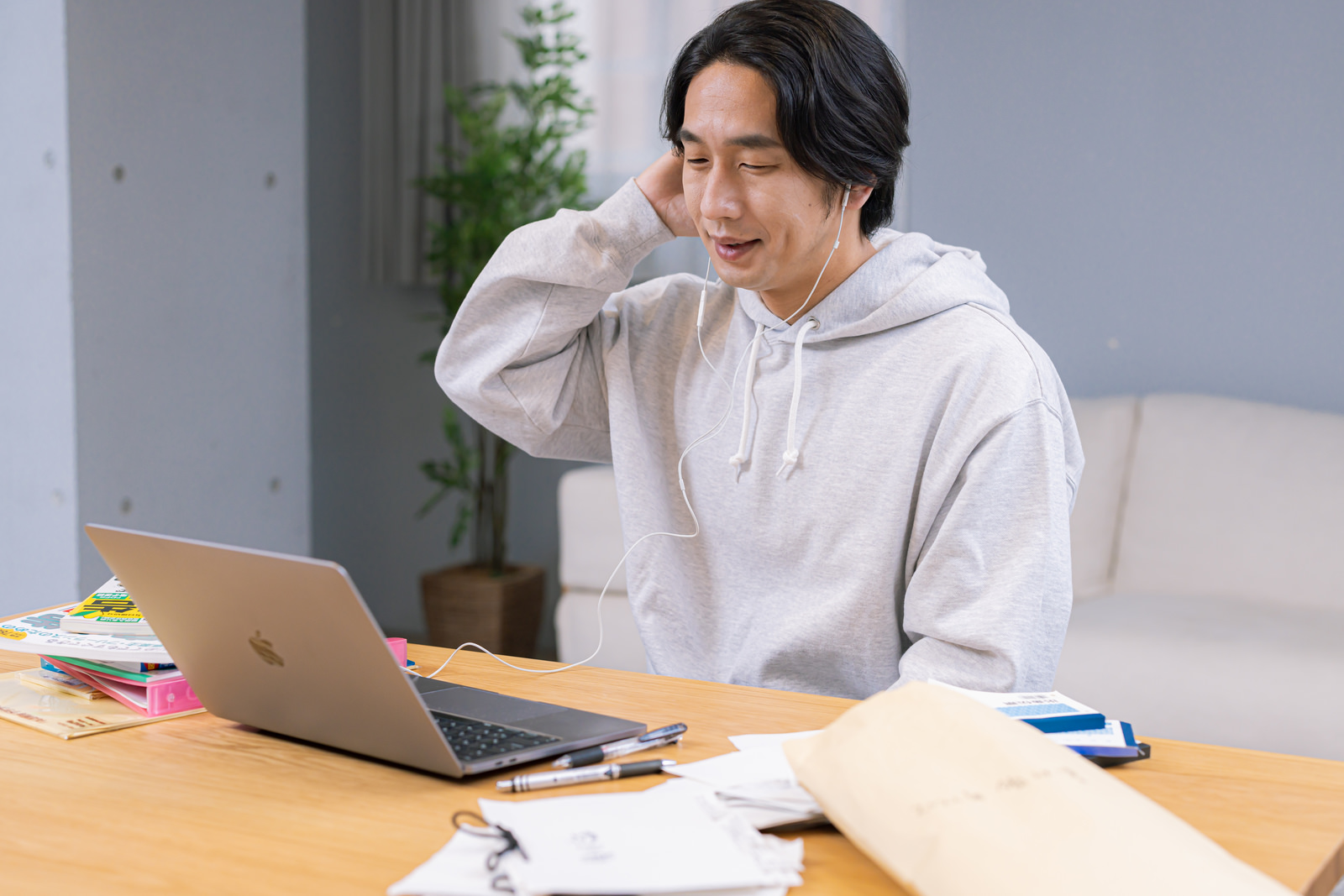 「税理士に確定申告の相談をする個人事業主 | フリー素材のぱくたそ」の写真［モデル：大川竜弥］