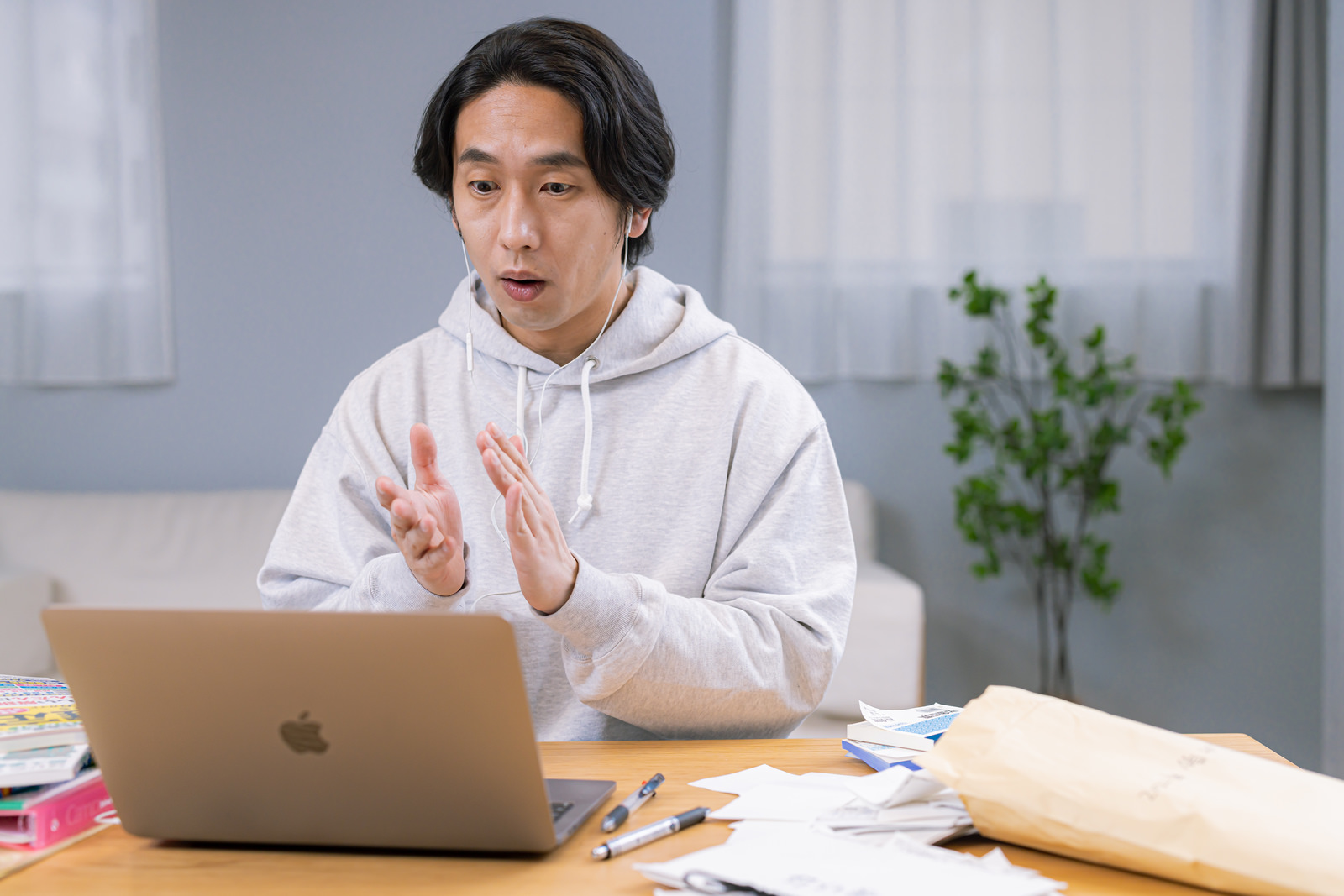 「税理士の意見に「なるほど！」と手を打つ男性 | フリー素材のぱくたそ」の写真［モデル：大川竜弥］