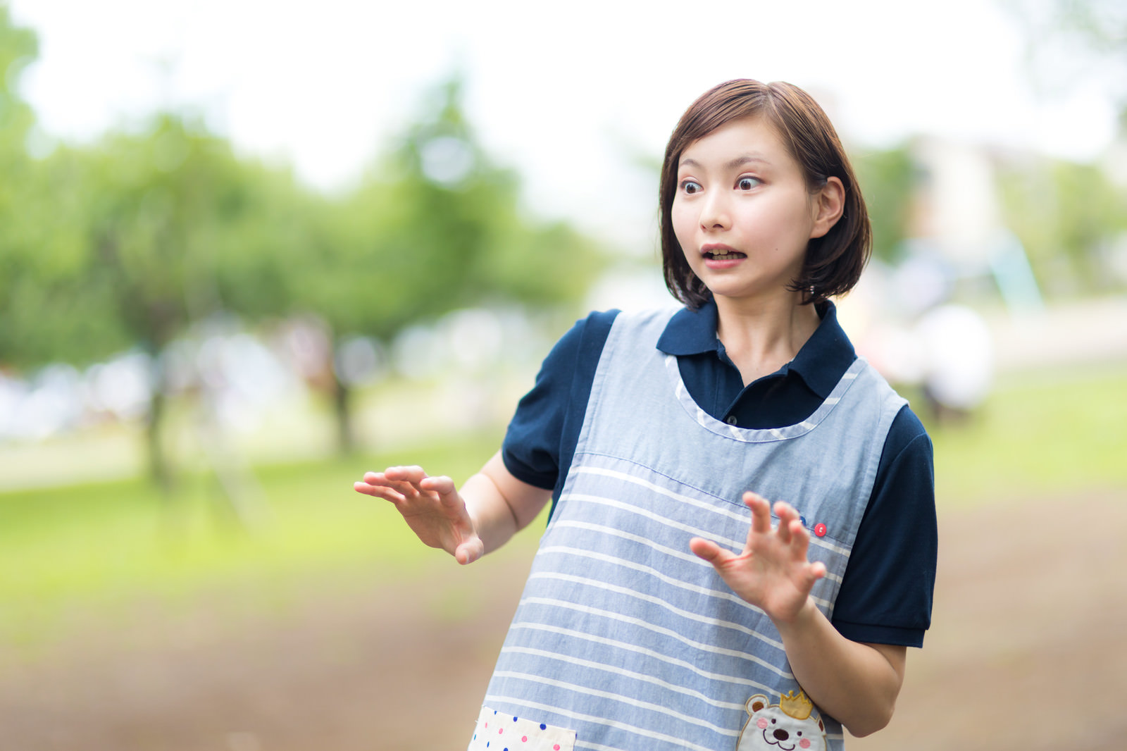 「想定外の出来事が起きて慌てる女性介護士」の写真［モデル：yumiko］