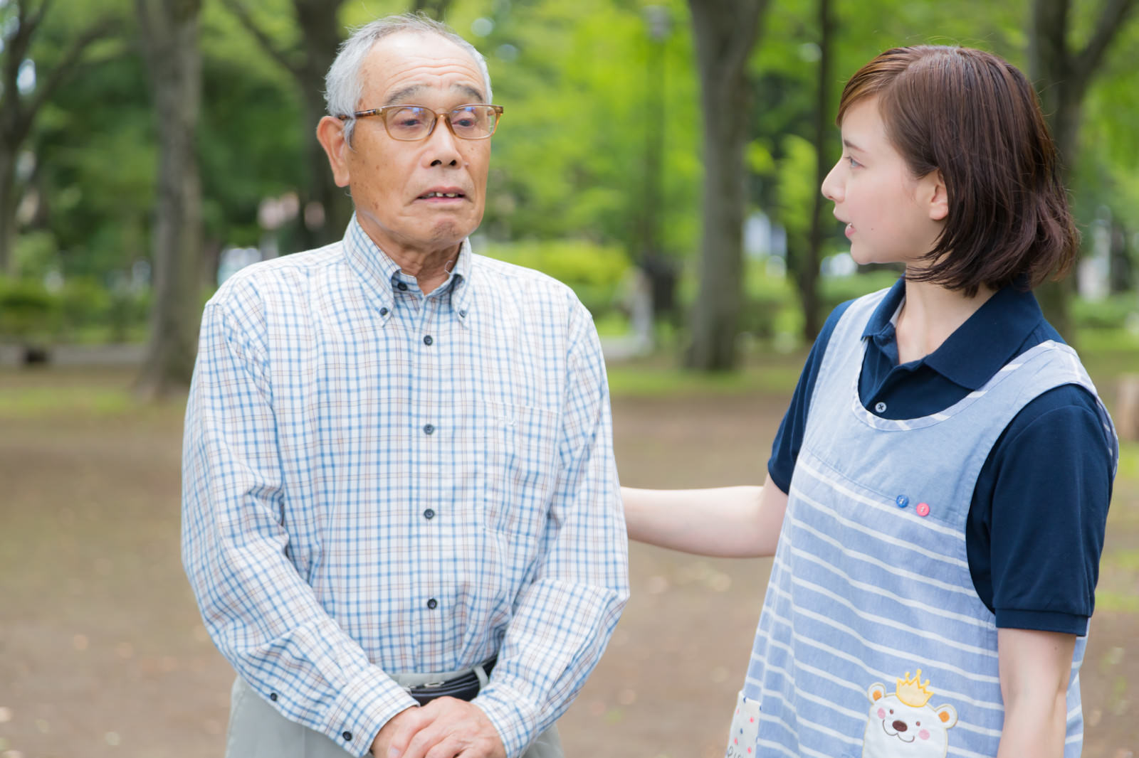 ひとりで外出してしまった老人と心配する介護士の写真素材 ぱくたそ