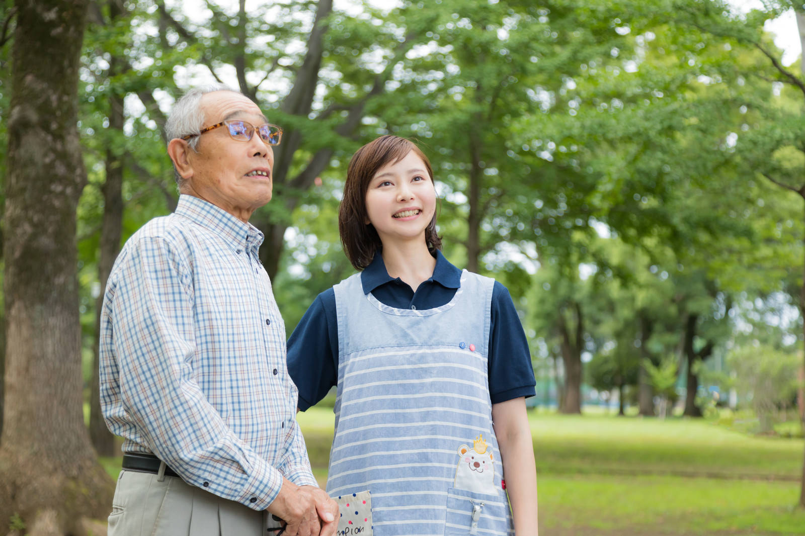 外出する高齢者と付添の介護士の写真素材 ぱくたそ