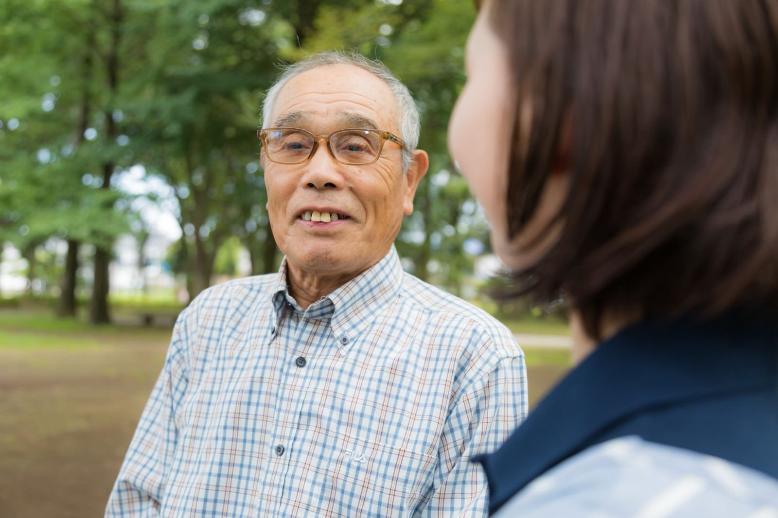 「高齢者（86歳）とヘルパーの女性」の写真［モデル：まーちゃん yumiko］