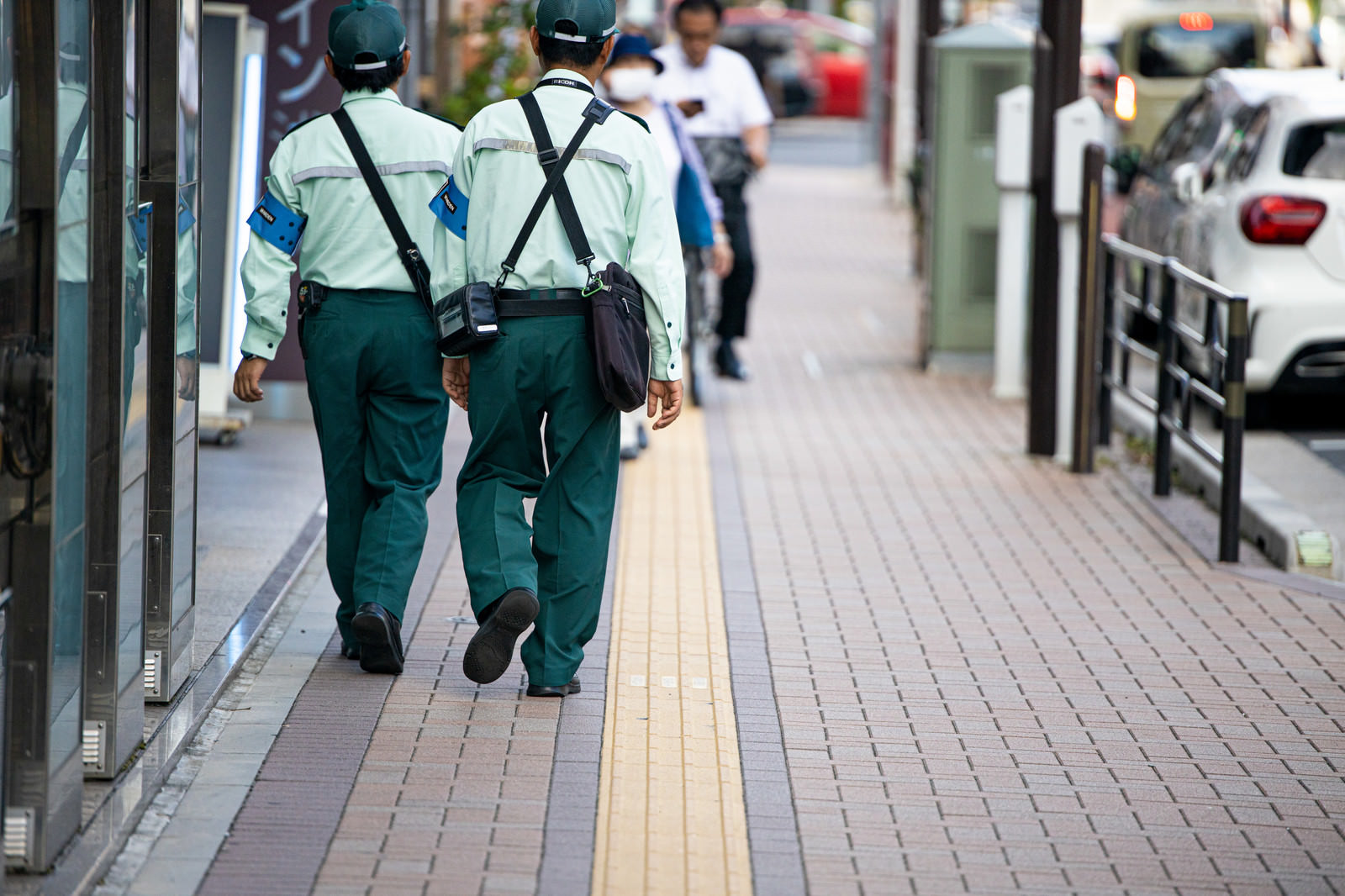 「駐車監視員の後ろ姿」の写真