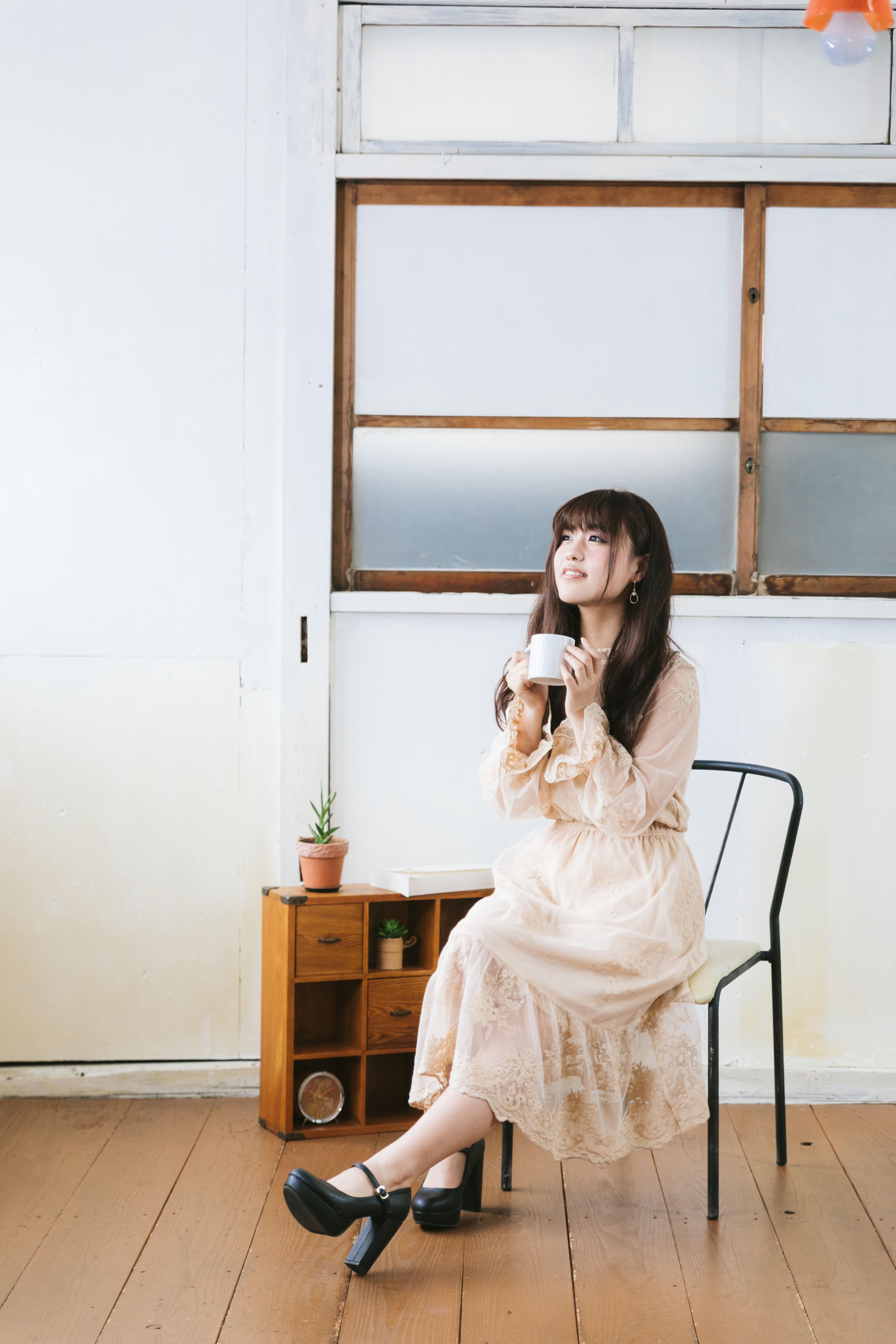 椅子に座って紅茶を飲んでひとやすみの写真を無料ダウンロード フリー素材 ぱくたそ 椅子に座って紅茶を飲んでひとやすみの写真を無料ダウンロード フリー素材 ぱくたそ