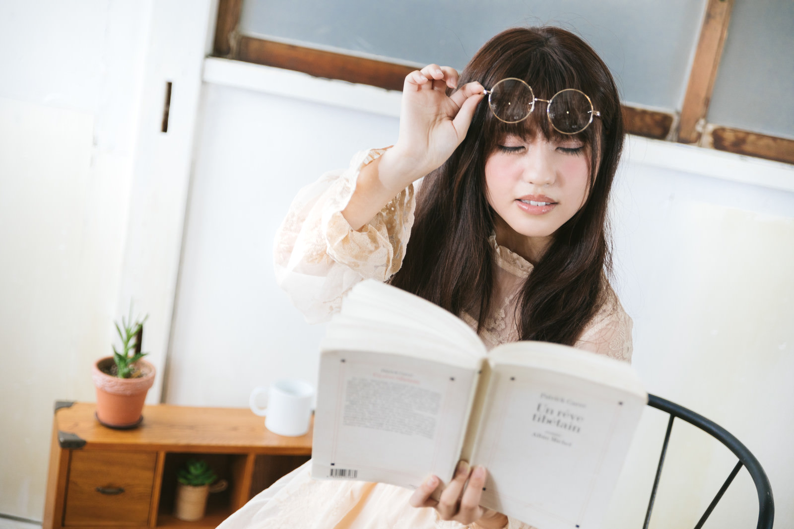 スマホ老眼の若い女性