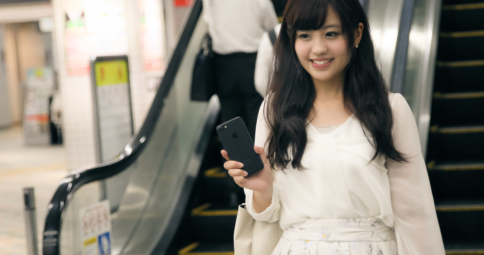 ãè²¡å¸ãå®æå¸ãåºããã«ã¹ãã¼ããã©ã³ã§é§ã®æ¹æ­ãåºãå¥³æ§è²¡å¸ãå®æå¸ãåºããã«ã¹ãã¼ããã©ã³ã§é§ã®æ¹æ­ãåºãå¥³æ§ãï¼»ã¢ãã«ï¼æ²³æåæ­ï¼½ã®ããªã¼åçç´ æãæ¡å¤§