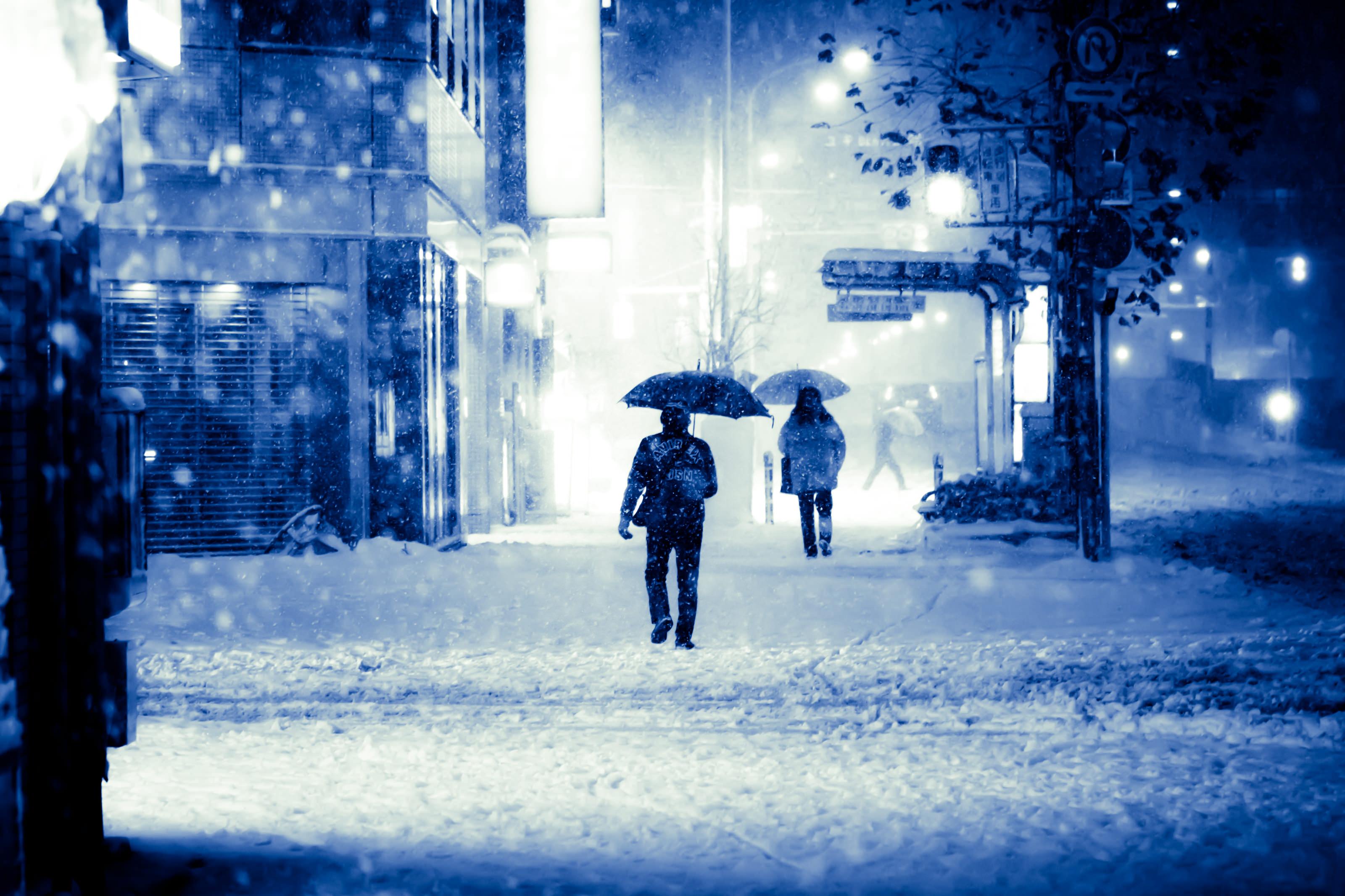 積雪で電車が止まり傘を差して家路に向かうの写真 画像 フリー素材 ぱくたそ