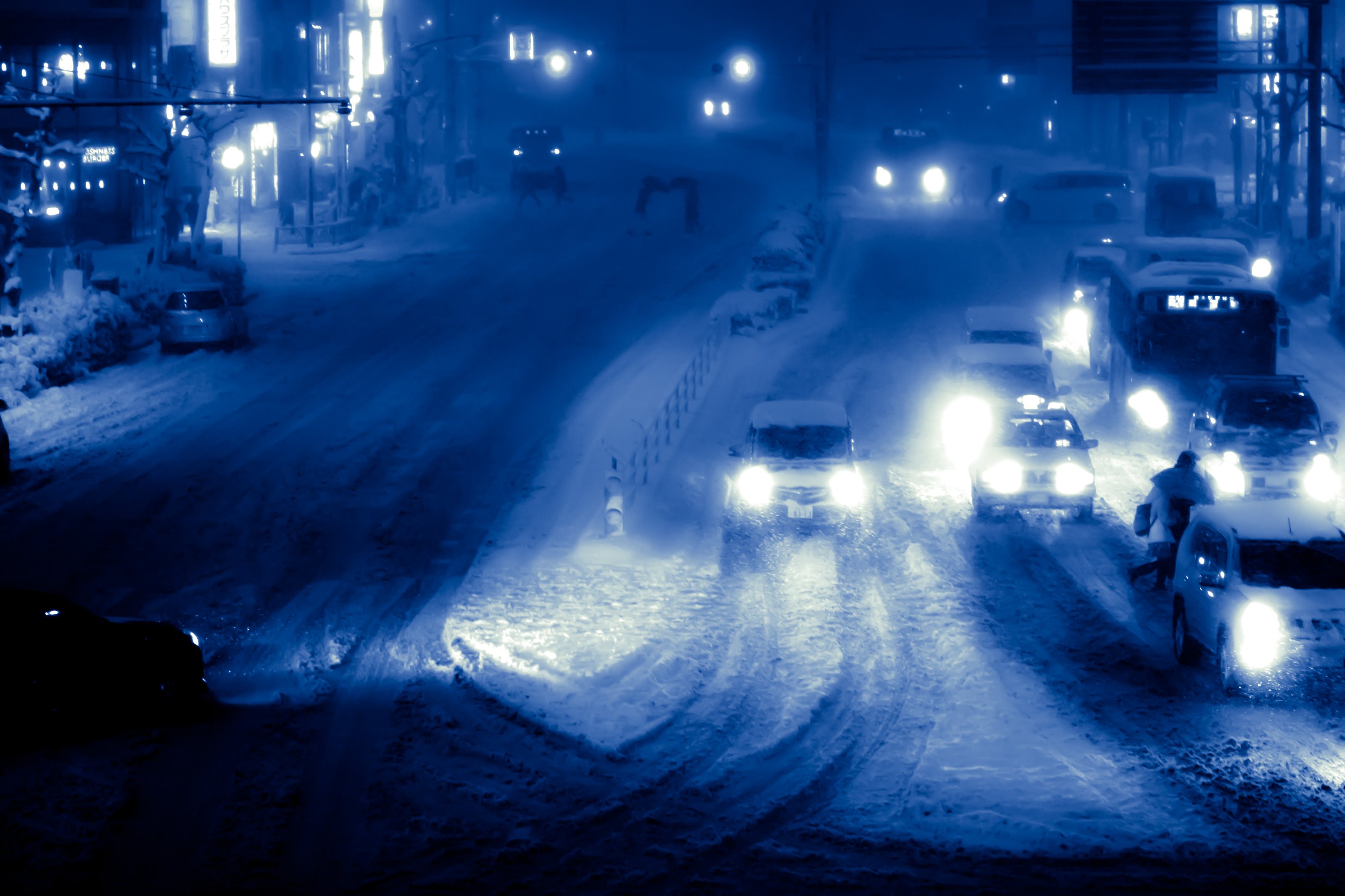 雪が降り積もる夜の幹線道路の写真を無料ダウンロード フリー素材 ぱくたそ