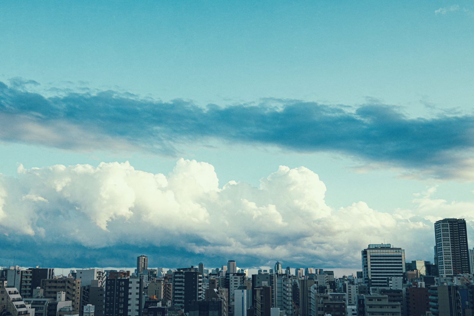 都会のマンションと雲空の写真 画像 を無料ダウンロード フリー素材のぱくたそ