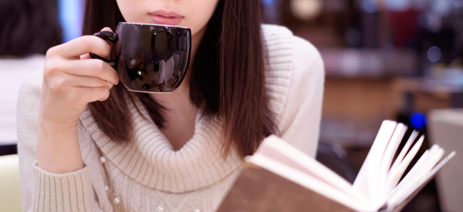 「カフェでコーヒーを飲みながら読書女子」の写真