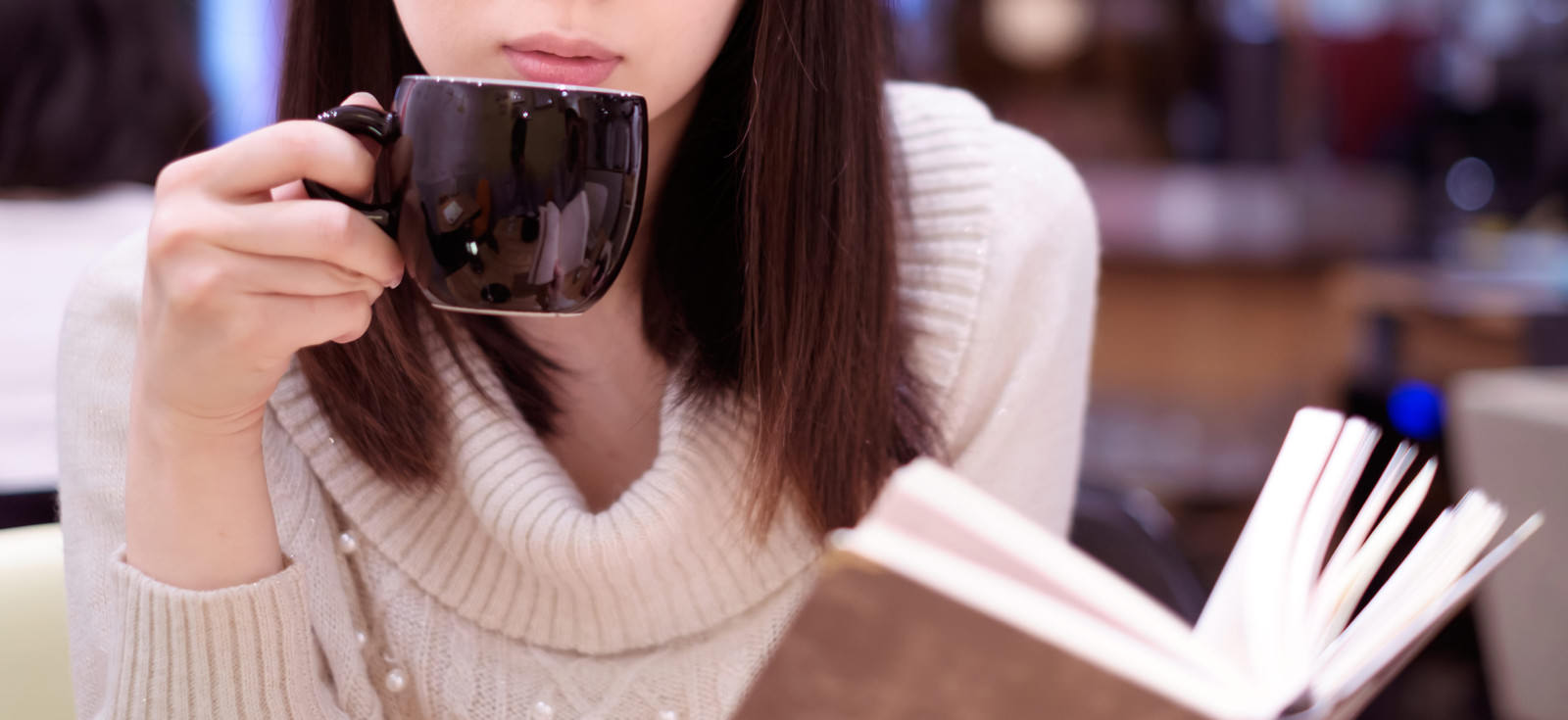 ãã«ãã§ã§ã³ã¼ãã¼ãé£²ã¿ãªããèª­æ¸å¥³å­ã