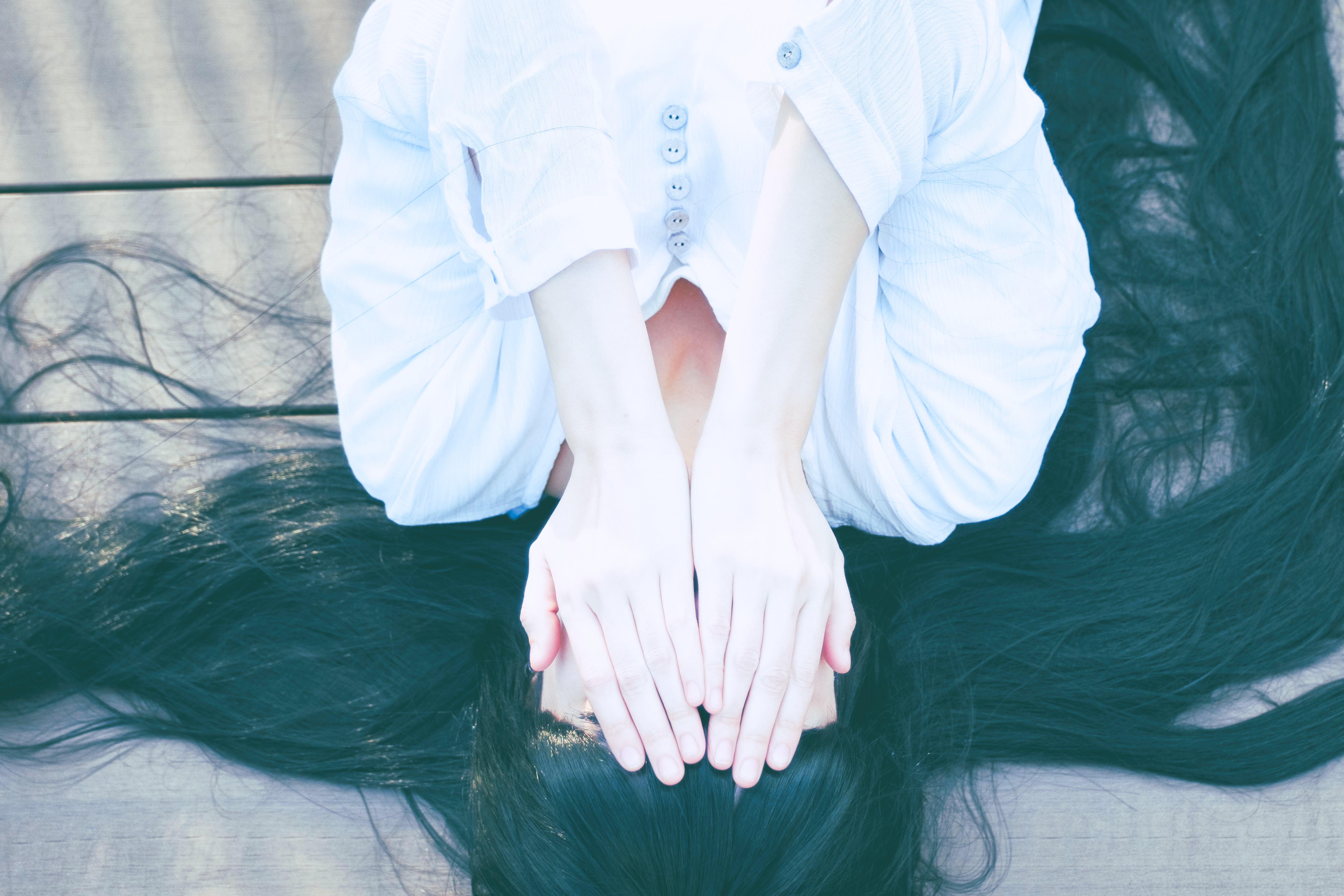 両手で顔を隠す女性の写真素材 ぱくたそ