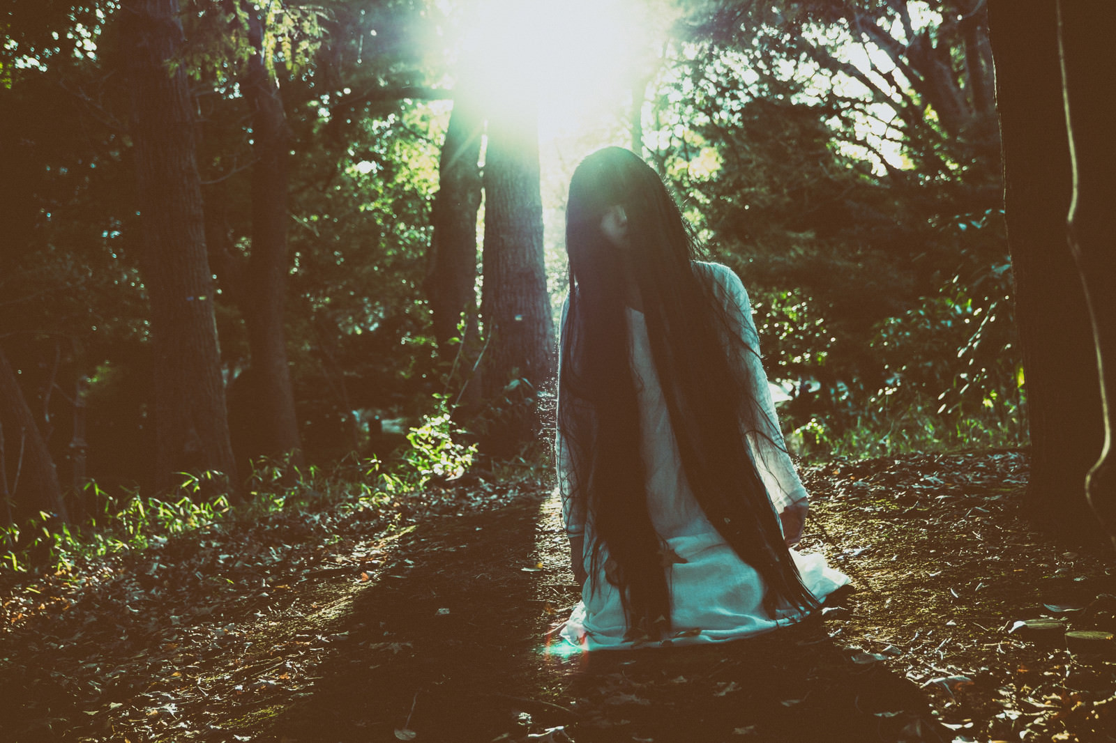 膝をついて恨めしそうにこちらを見ている女性の写真を無料ダウンロード フリー素材 ぱくたそ