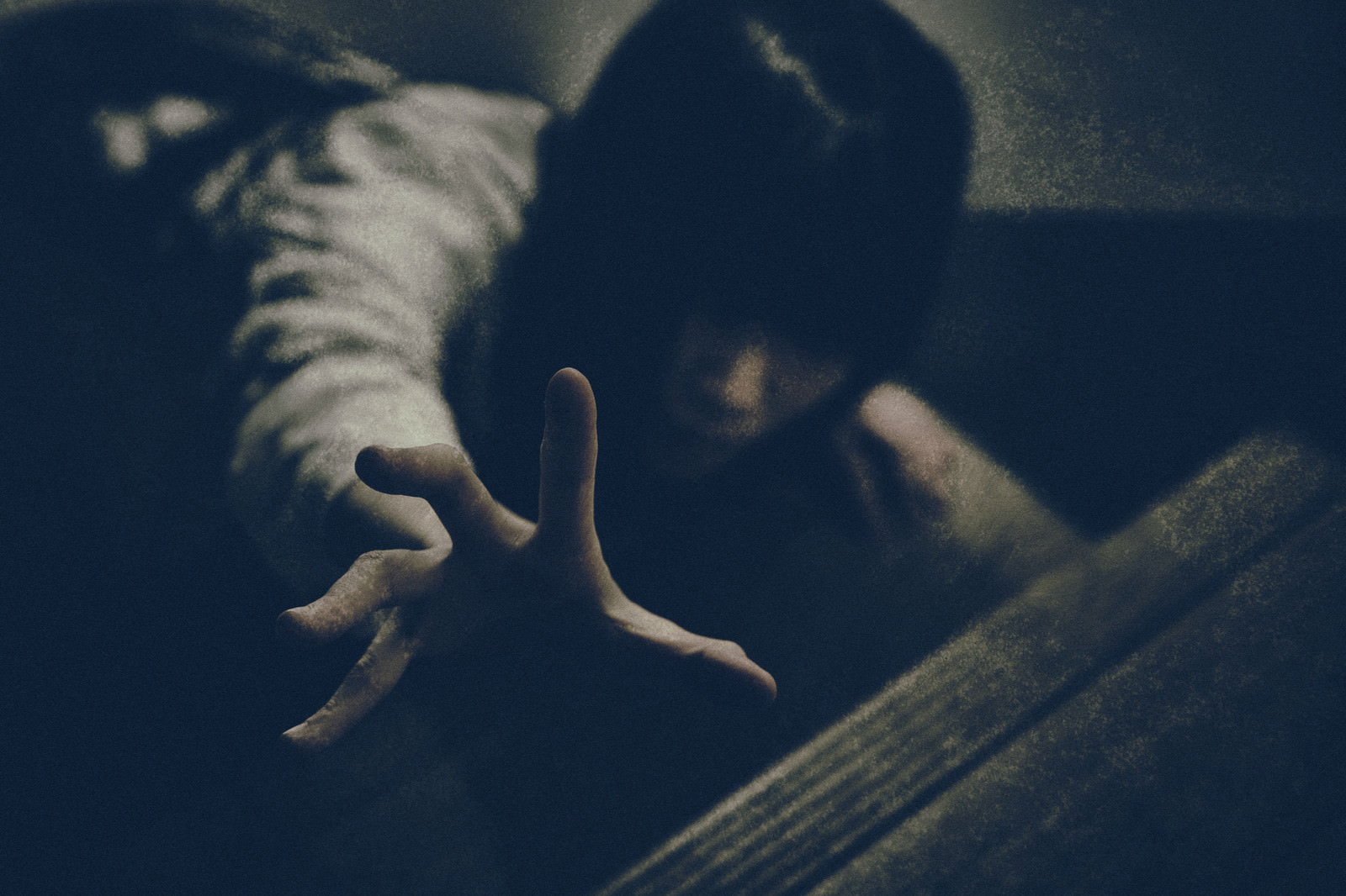 地の底までも追いかけてくる女性の生霊の写真を無料ダウンロード フリー素材 ぱくたそ
