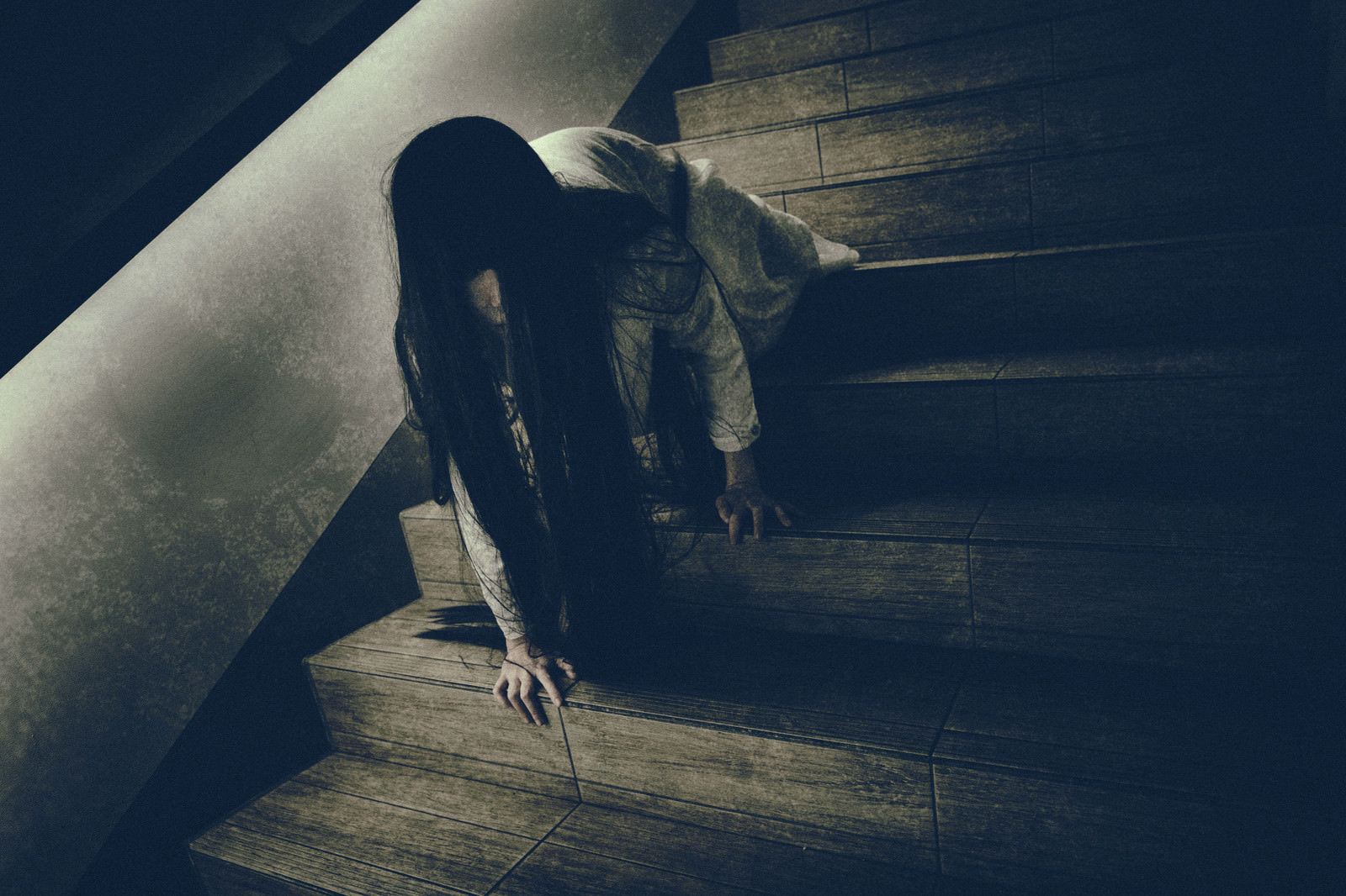 「ゆっくりとこちらを睨みつけようとする階段で蹲る女性 | フリー素材のぱくたそ」の写真［モデル：緋真煉］