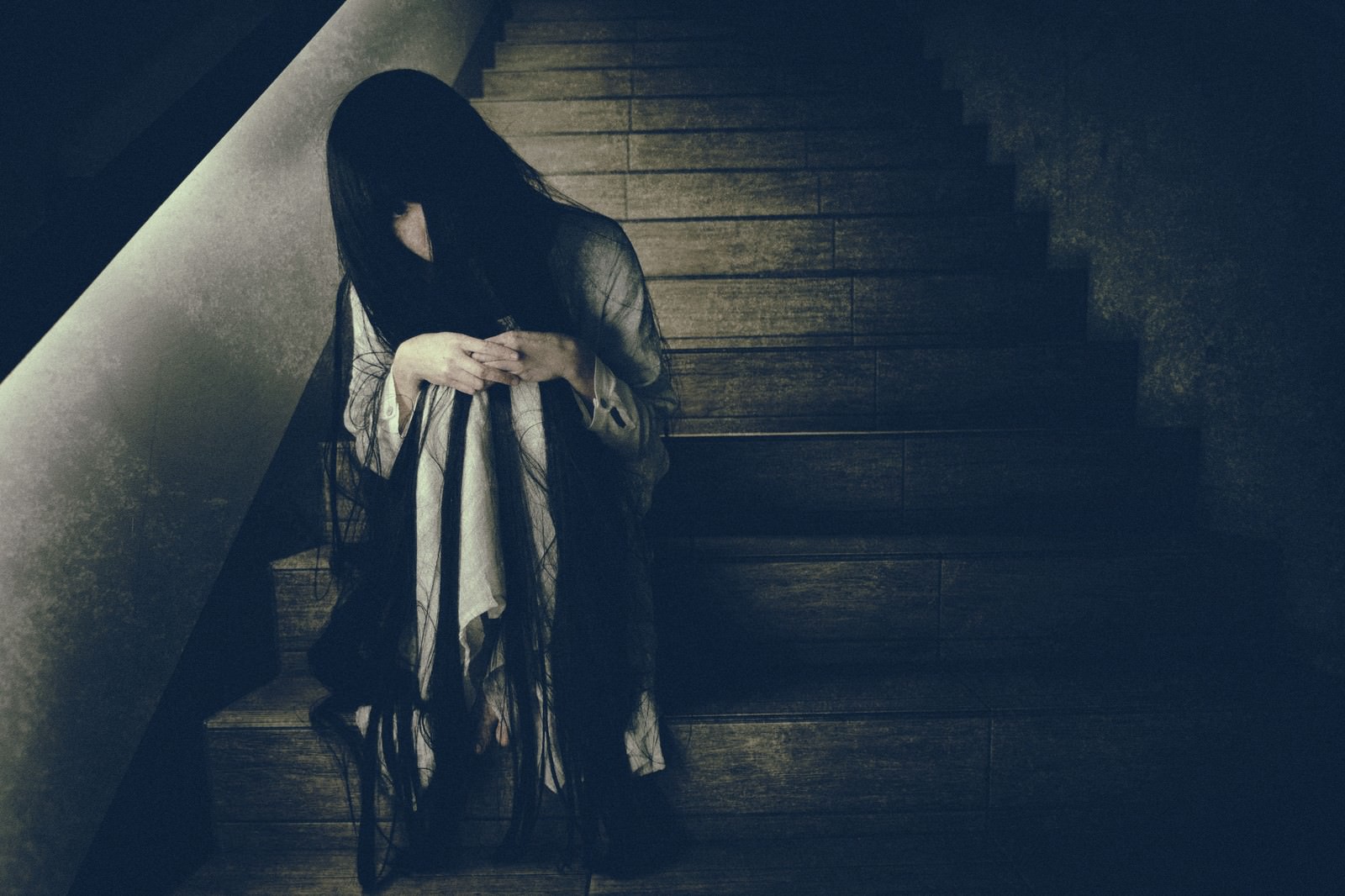 終電を逃した不気味な女性の写真を無料ダウンロード フリー素材 ぱくたそ